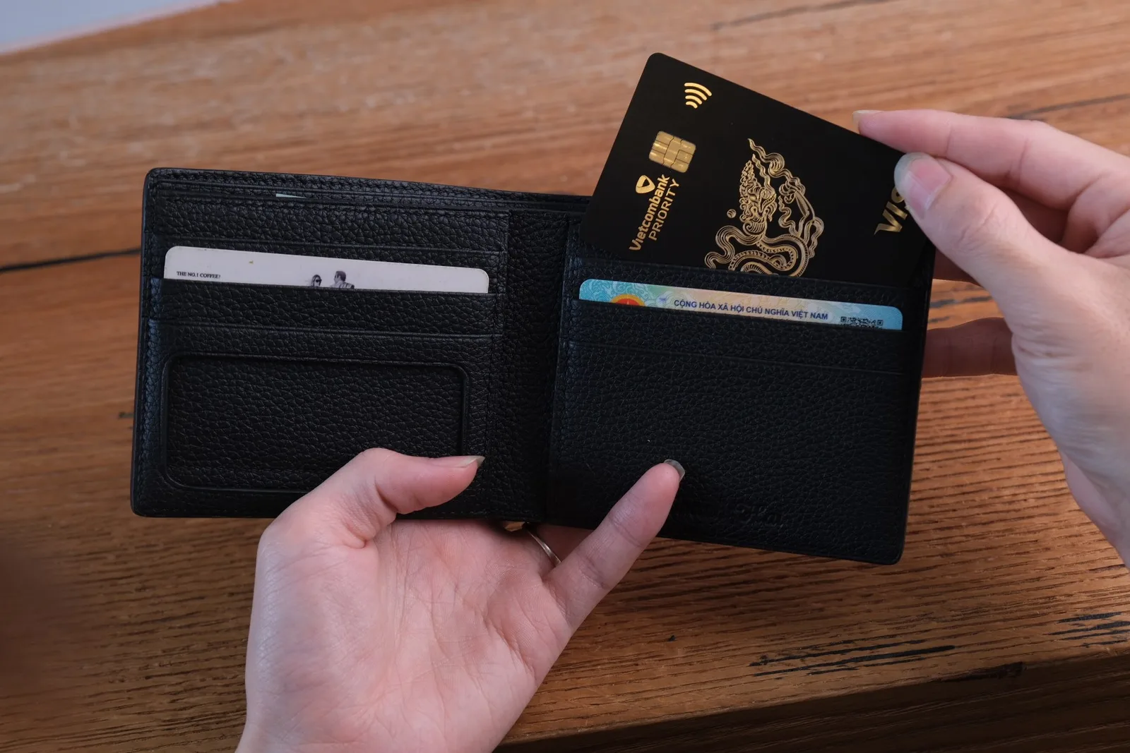 Ảnh Lifestyle Ví ngang da bò Togo màu đen dáng gập đôi - Koi Leather