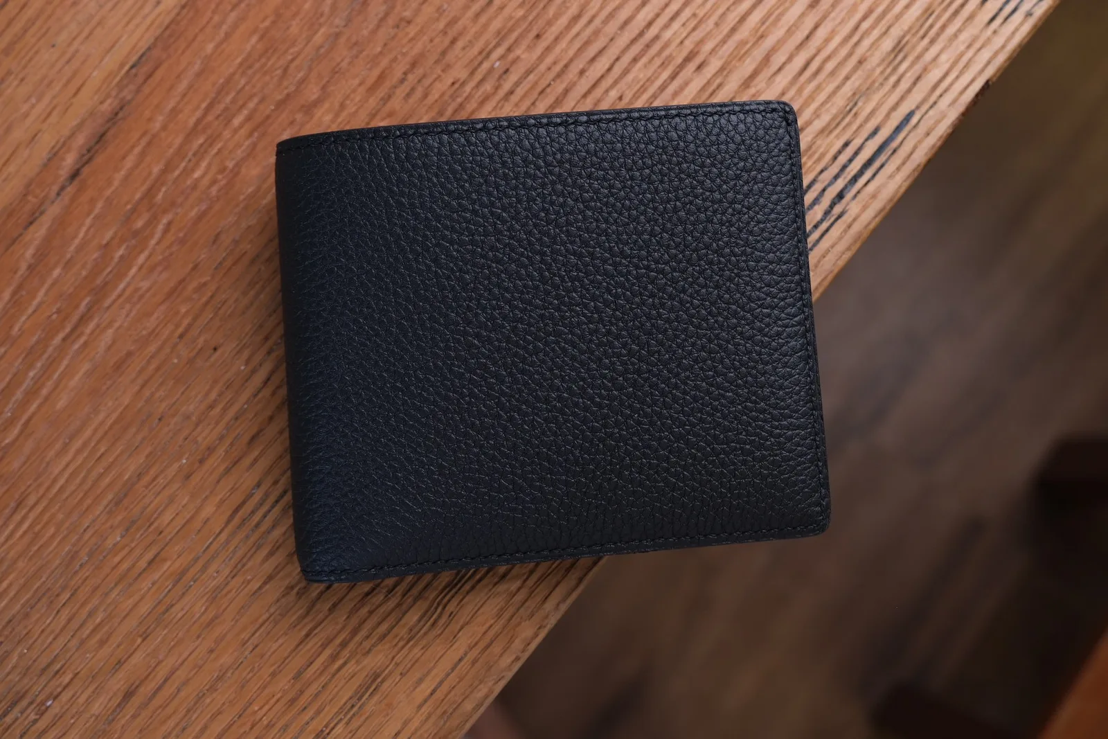 Ảnh Lifestyle Ví ngang da bò Togo màu đen dáng gập đôi - Koi Leather