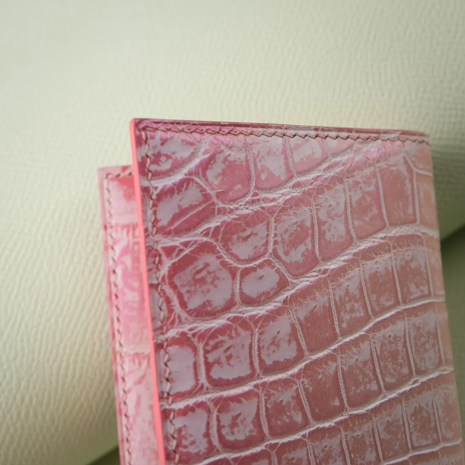 Ảnh Studio Ví đứng da cá sấu Hồng - Koi Leather