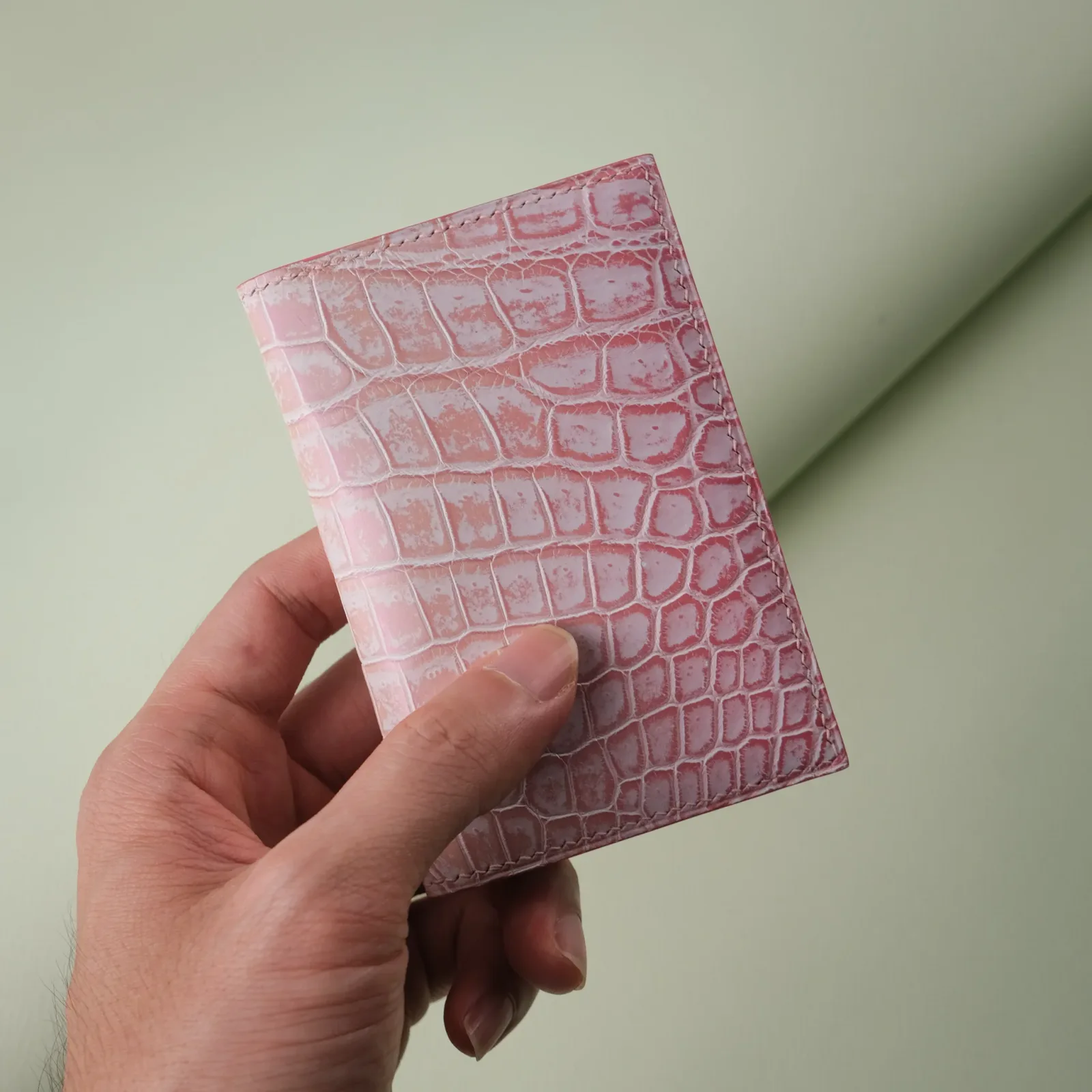 Ảnh Studio Ví đứng da cá sấu Hồng - Koi Leather