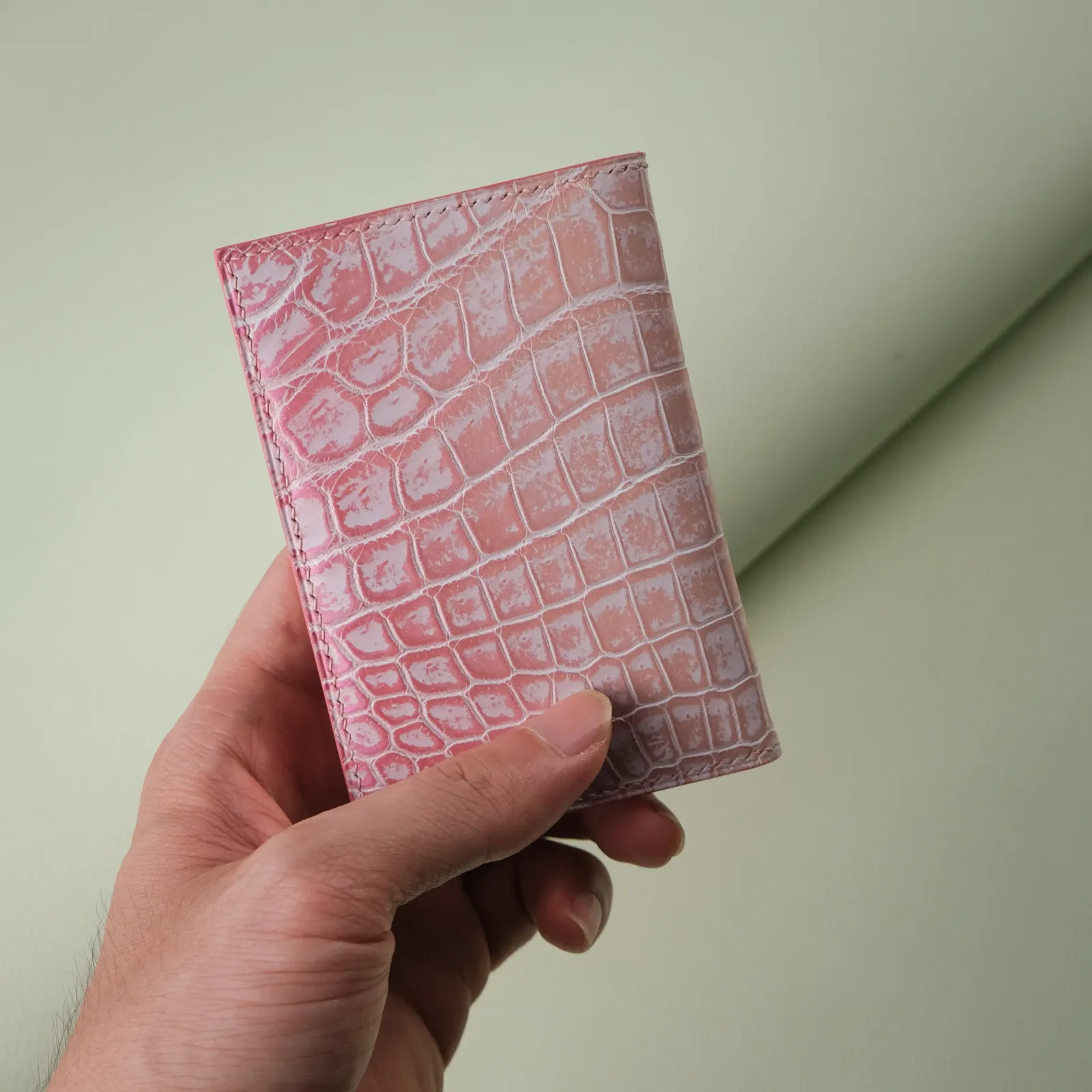 Ảnh Studio Ví đứng da cá sấu Hồng - Koi Leather