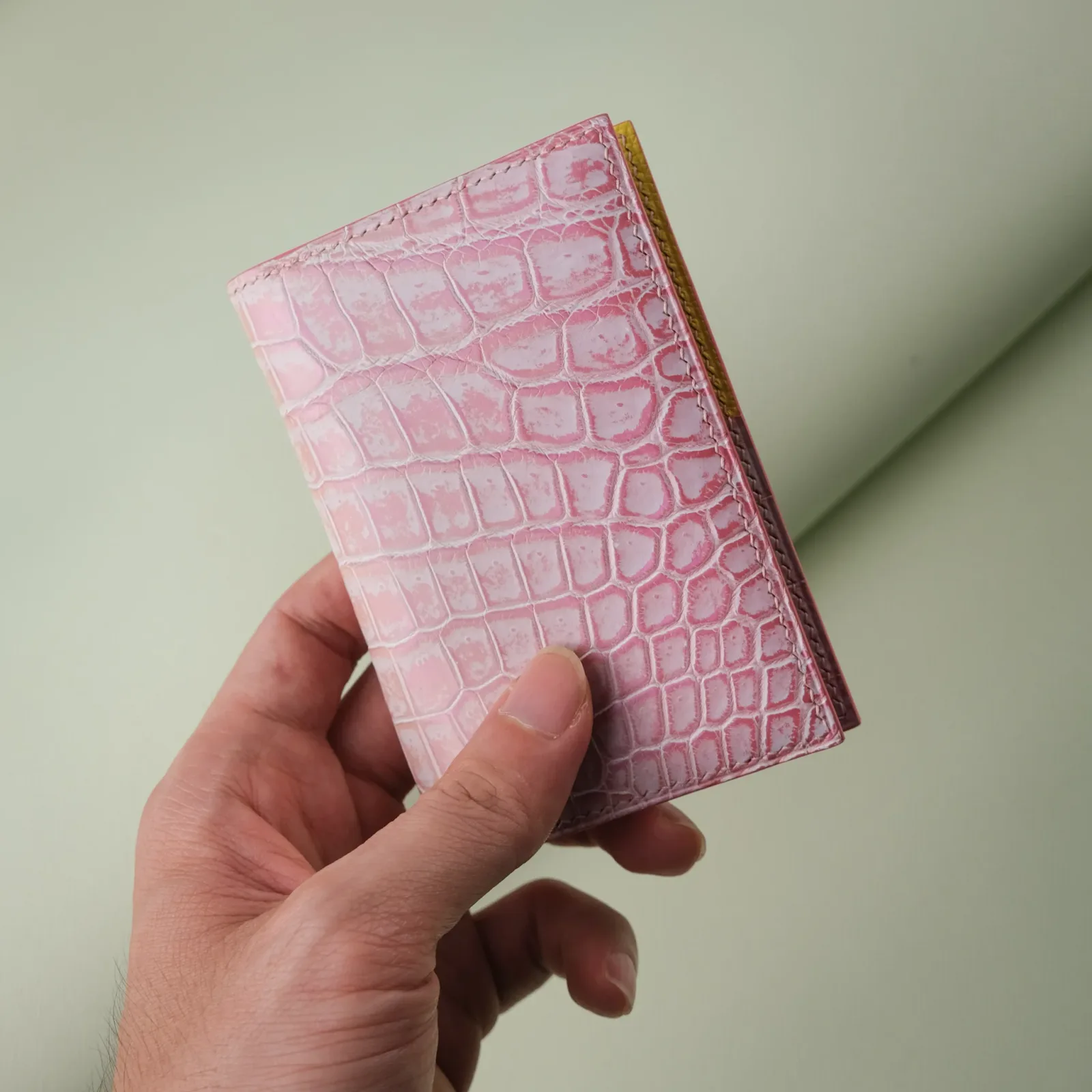 Ảnh Studio Ví đứng da cá sấu Hồng - Koi Leather