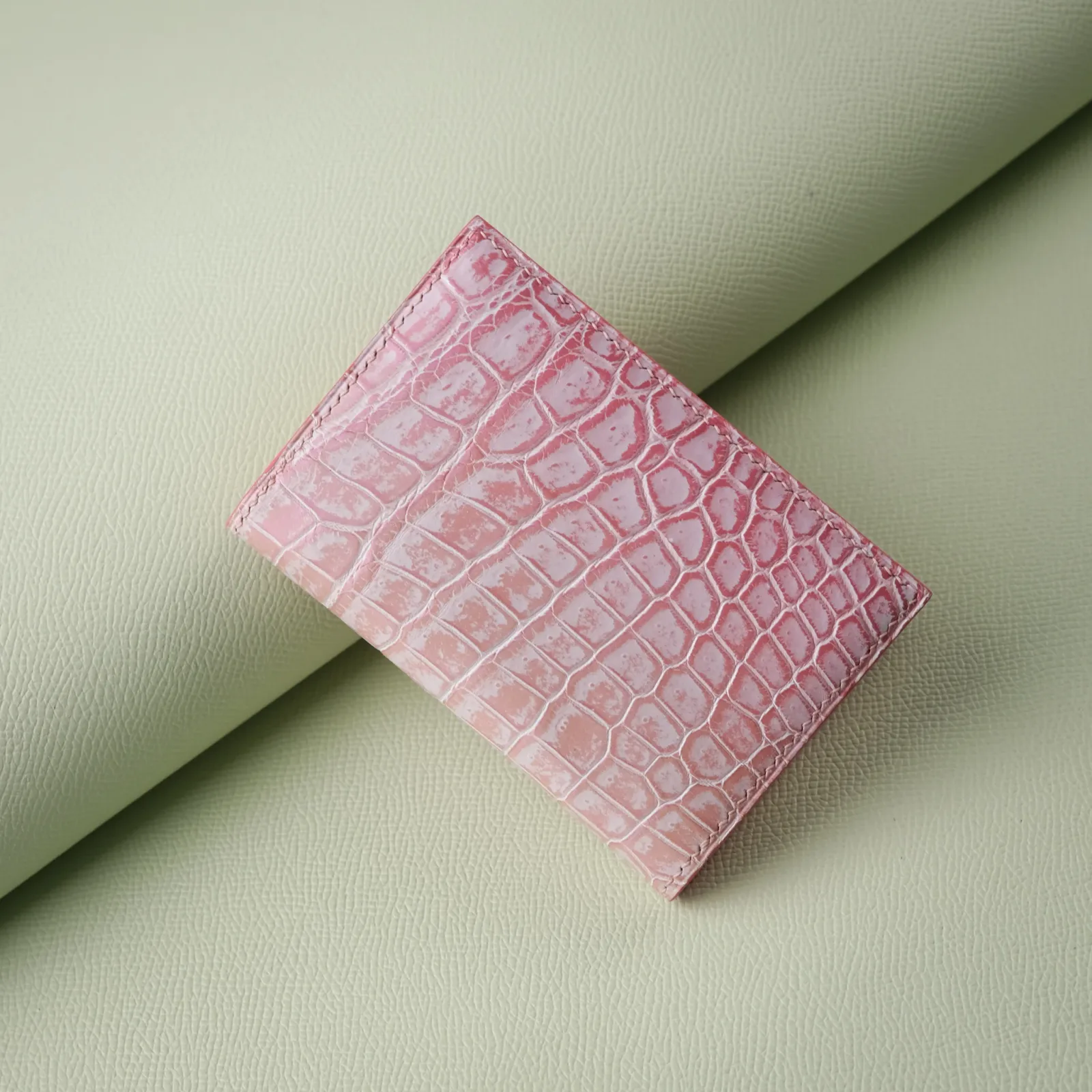 Ảnh Studio Ví đứng da cá sấu Hồng - Koi Leather