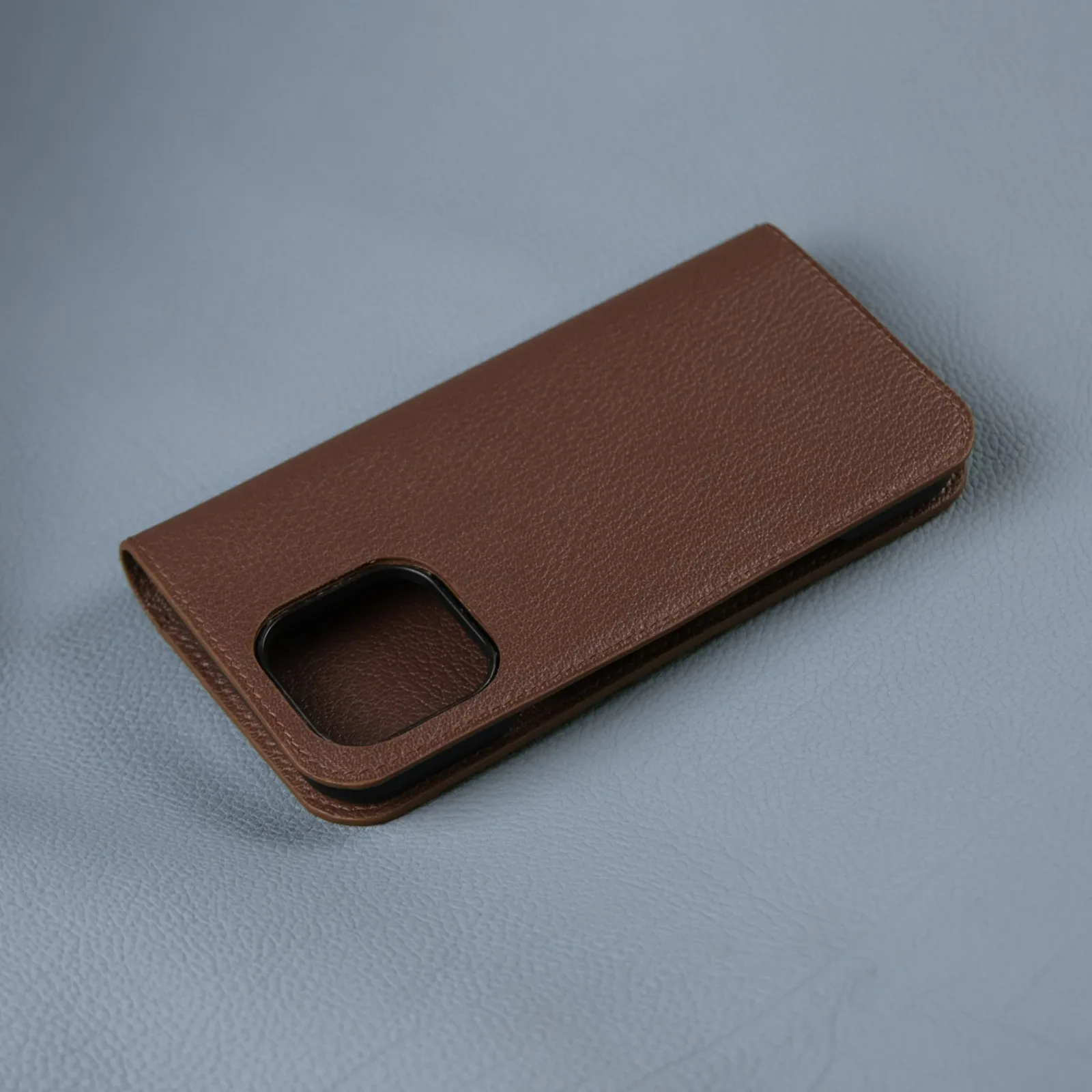 Ảnh Studio Iphone Case Gập - KOI Leather