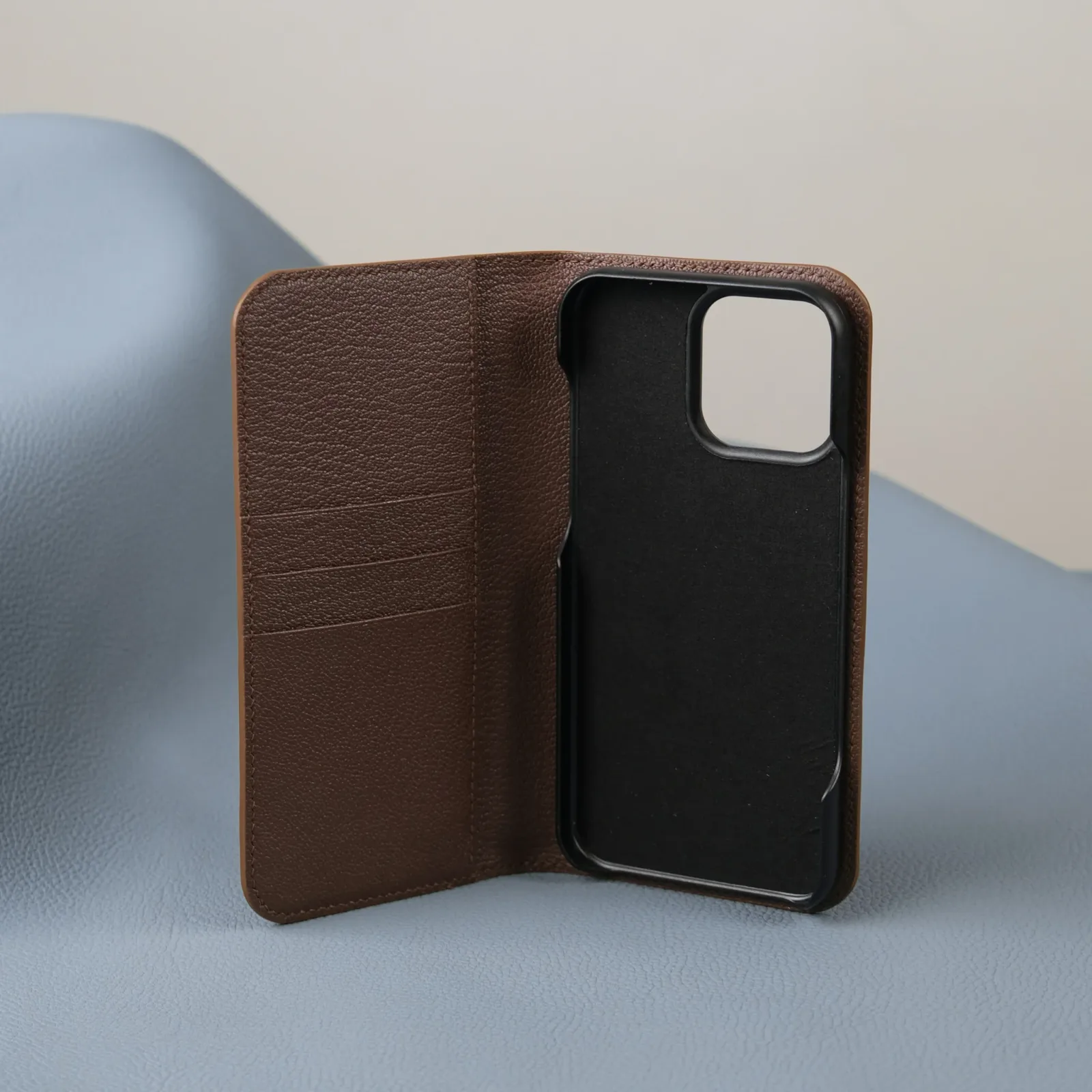 Ảnh Studio Iphone Case Gập - KOI Leather
