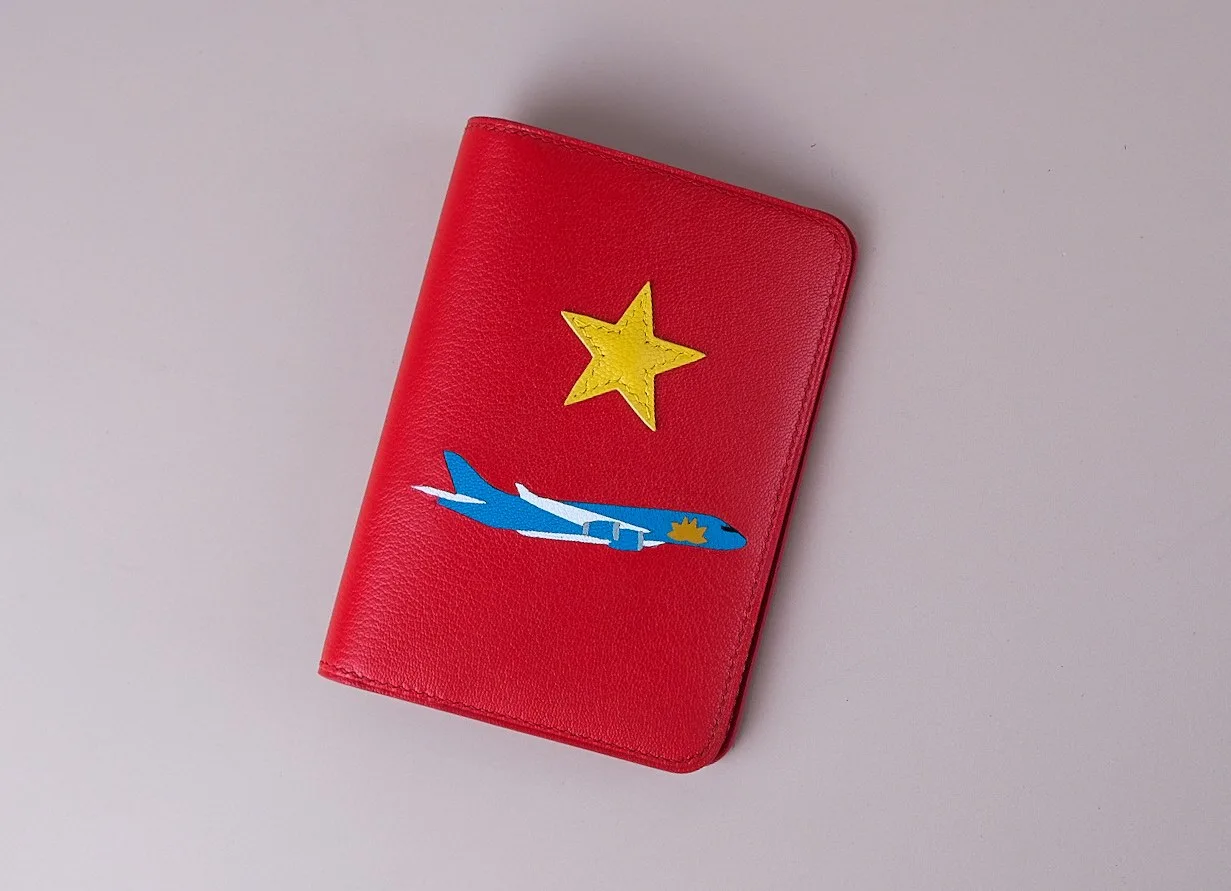 Ảnh Studio Bao da hộ chiếu màu đỏ họa tiết cờ Việt Nam - Koi Leather