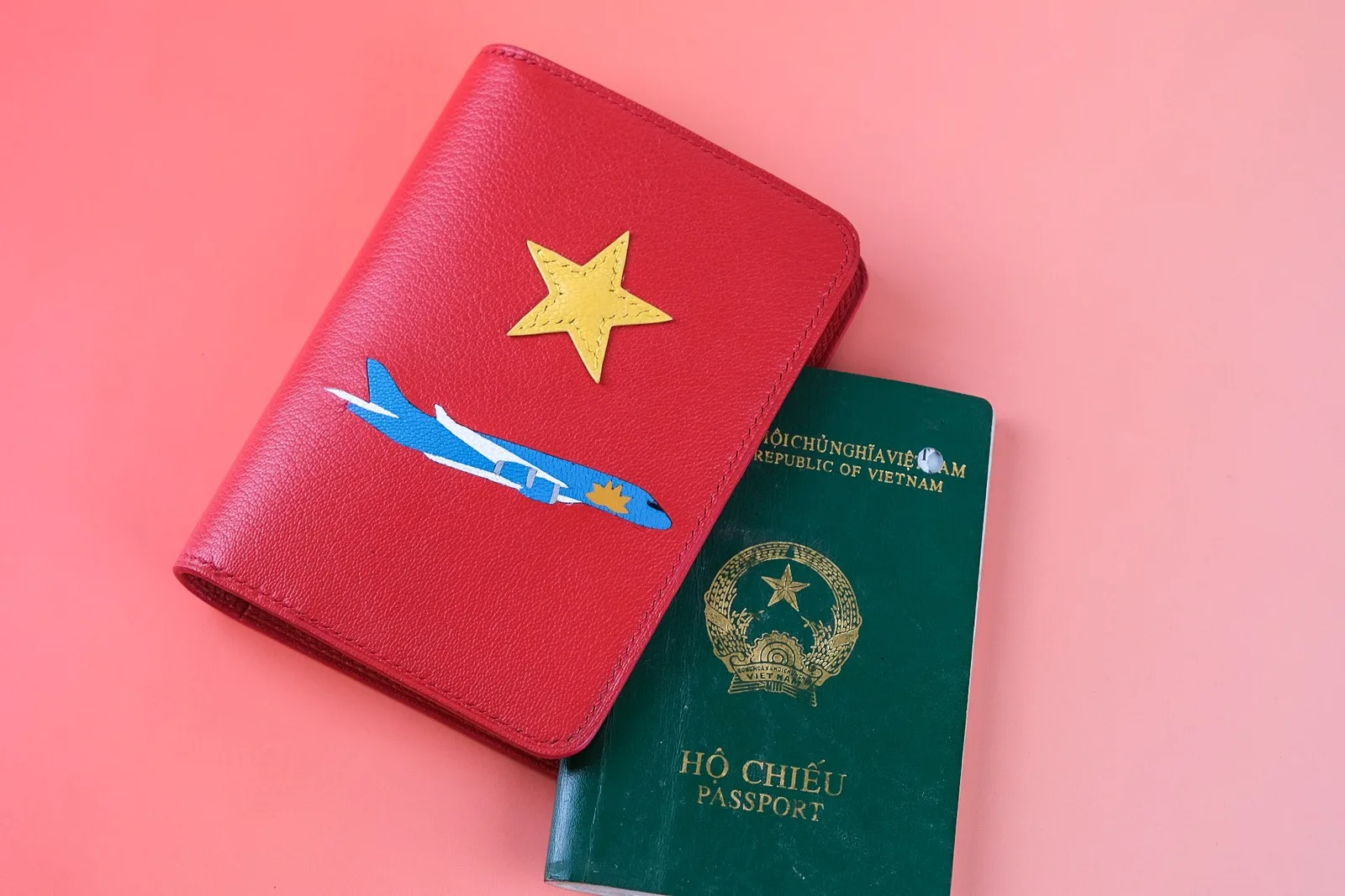 Ảnh Lifestyle Bao da hộ chiếu màu đỏ họa tiết cờ Việt Nam - Koi Leather