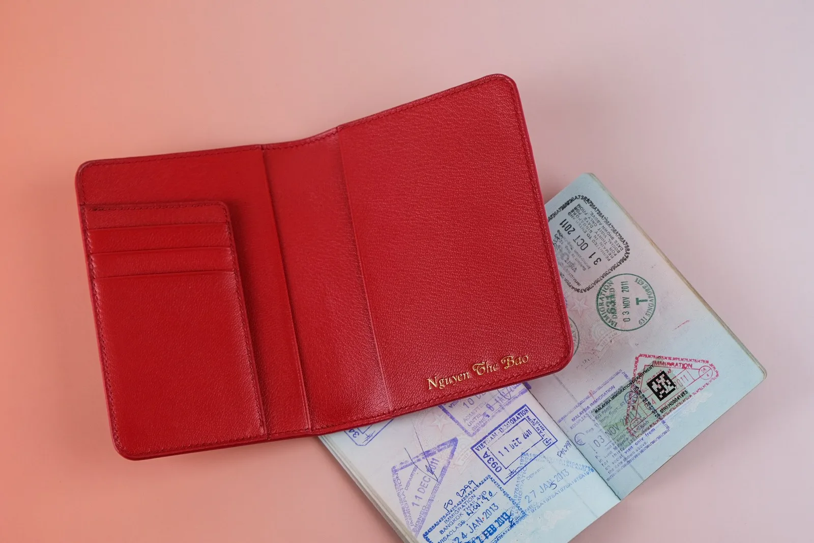 Ảnh Studio Bao da hộ chiếu màu đỏ họa tiết cờ Việt Nam - Koi Leather