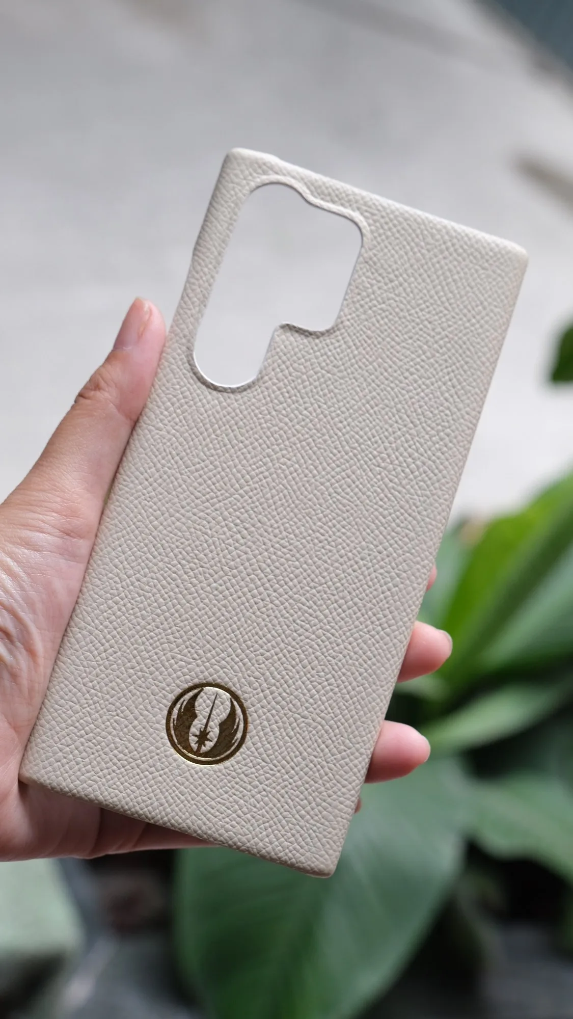 Ảnh Lifestyle Ốp lưng Samsung da Epsom màu kem Craie - Koi Leather