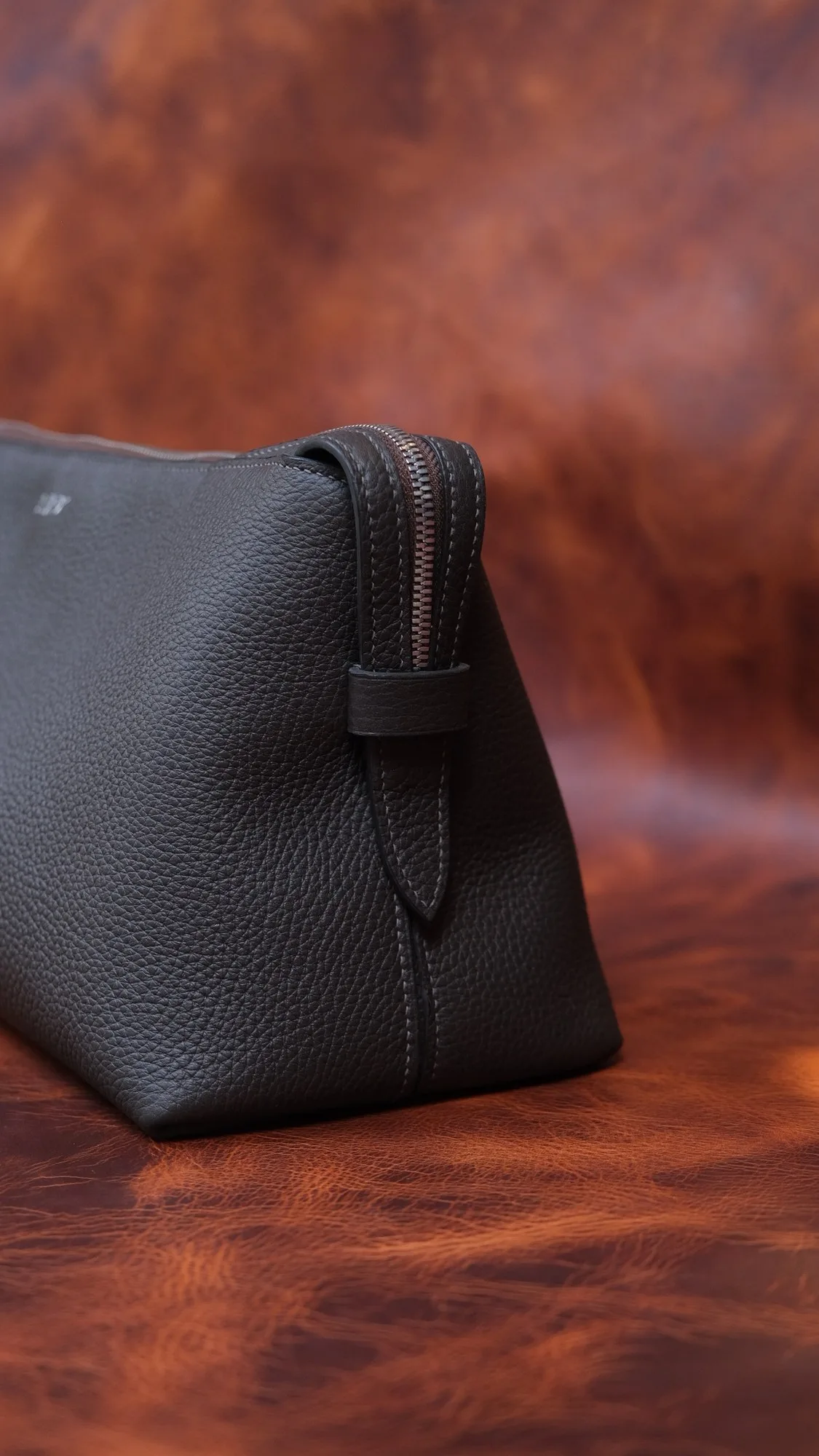 Ảnh Studio Túi dopp kit da Togo màu nâu đậm - Koi Leather