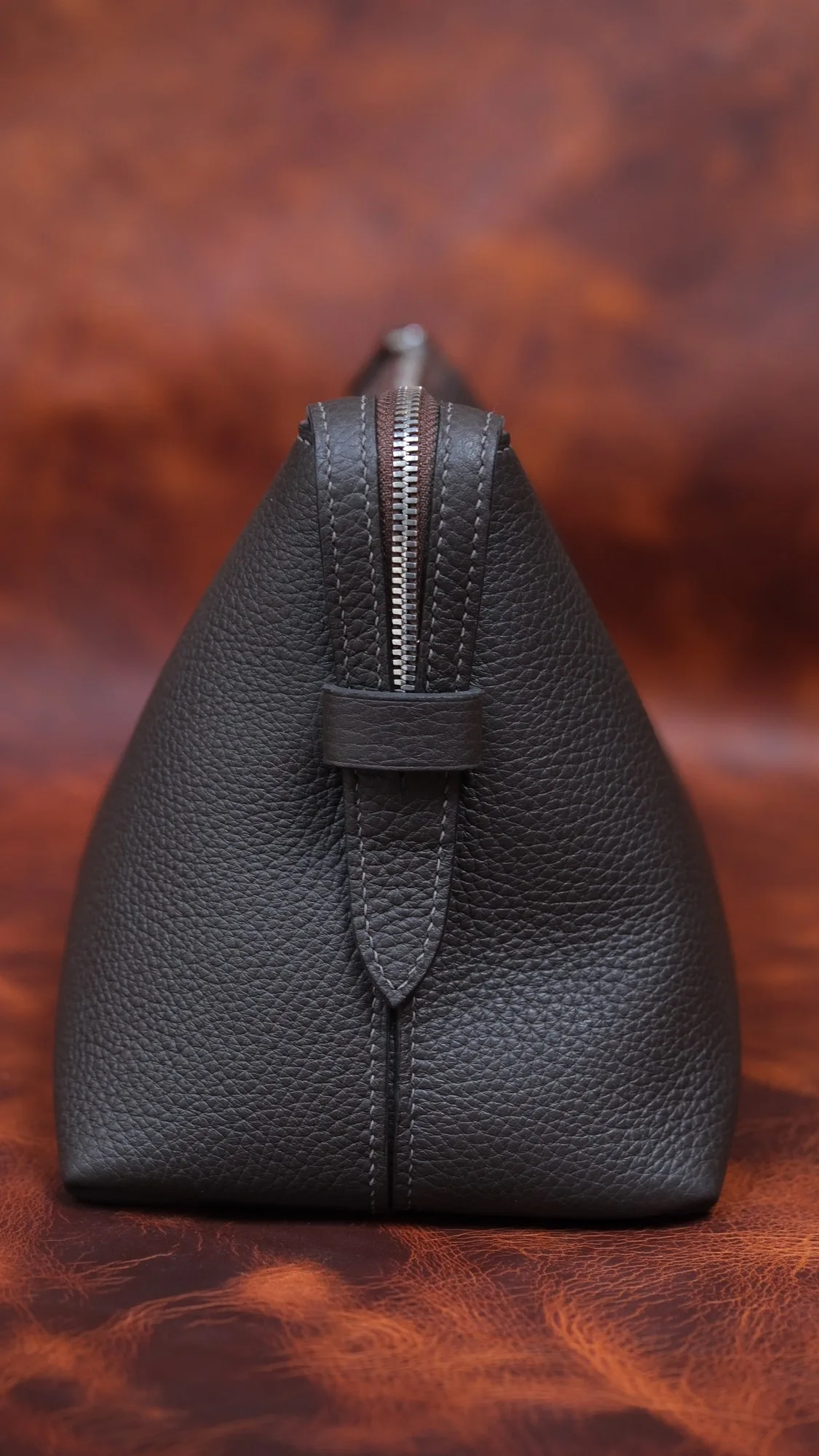 Ảnh Studio Túi dopp kit da Togo màu nâu đậm - Koi Leather