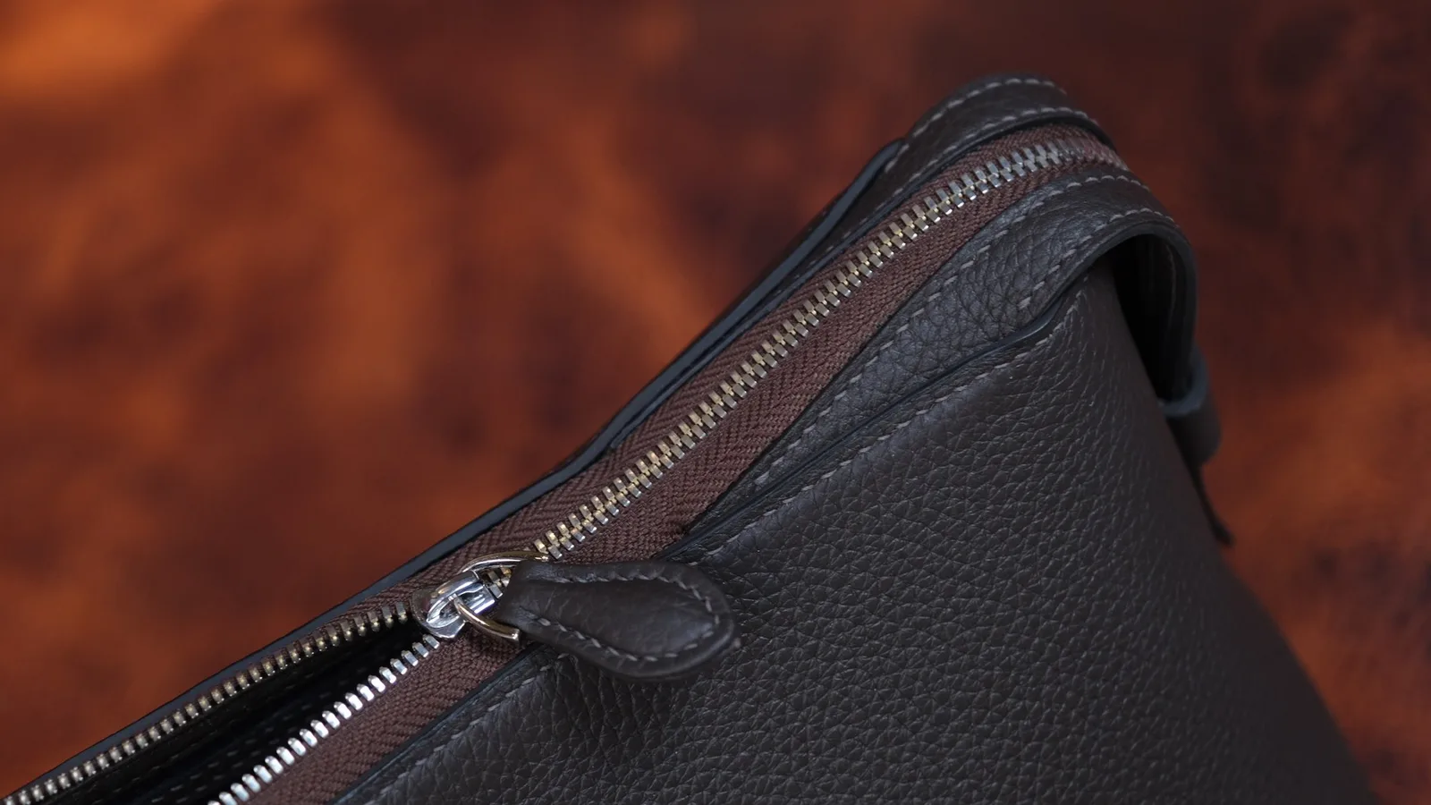 Ảnh Studio Túi dopp kit da Togo màu nâu đậm - Koi Leather