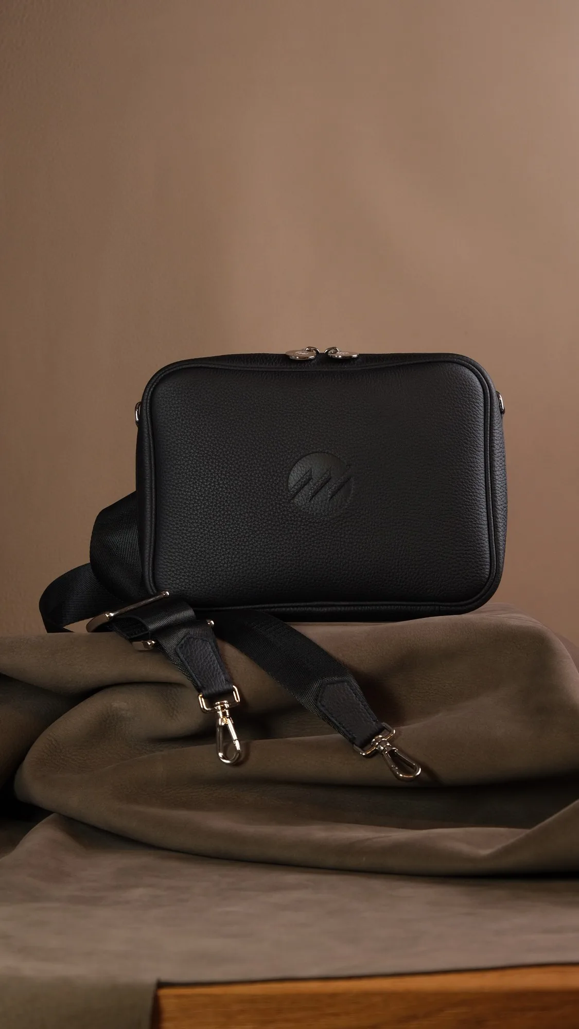 Ảnh Studio Túi đeo chéo da bò vân hạt dáng hộp chữ nhật màu đen - Koi Leather