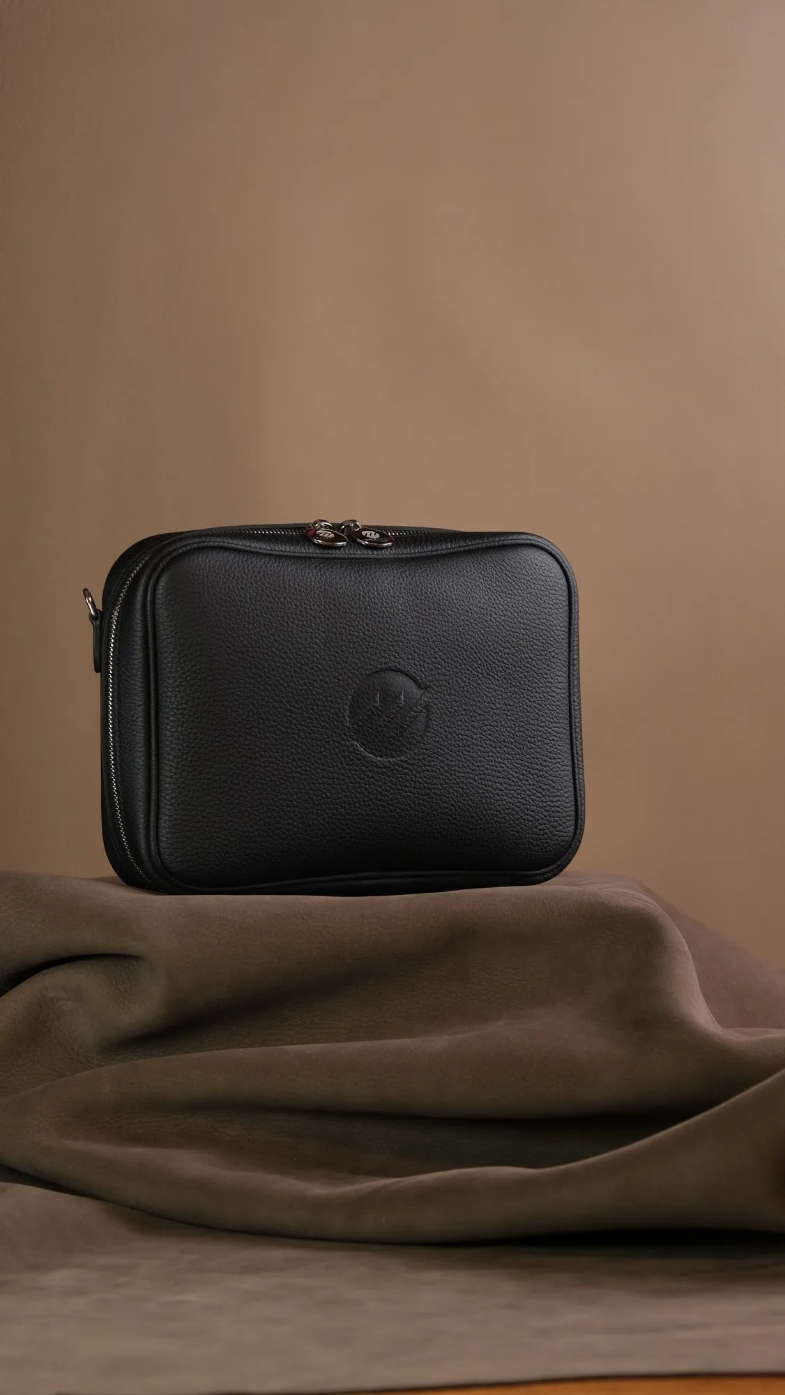 Ảnh Studio Túi đeo chéo da bò vân hạt dáng hộp chữ nhật màu đen - Koi Leather