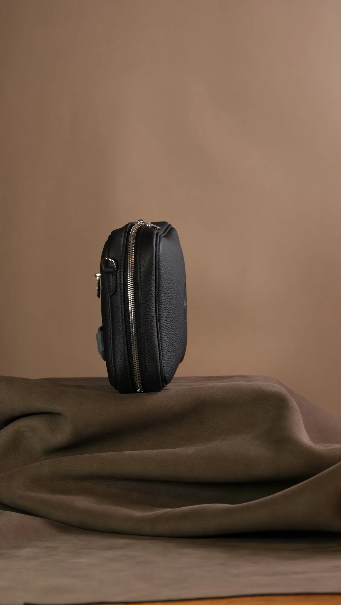 Ảnh Studio Túi đeo chéo da bò vân hạt dáng hộp chữ nhật màu đen - Koi Leather