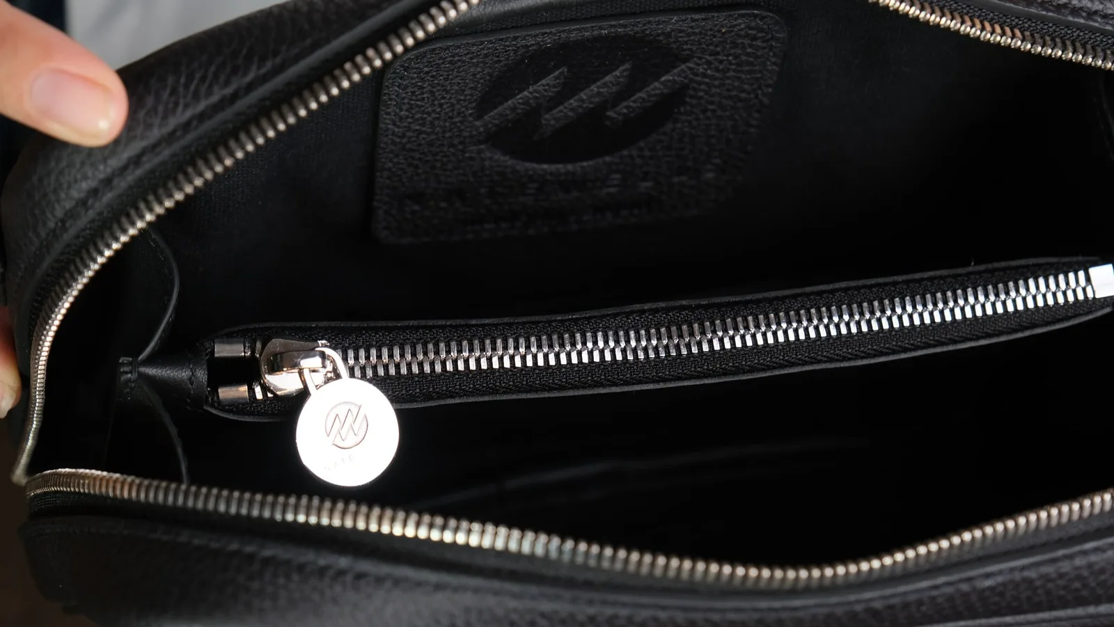 Ảnh Studio Túi đeo chéo da bò vân hạt dáng hộp chữ nhật màu đen - Koi Leather