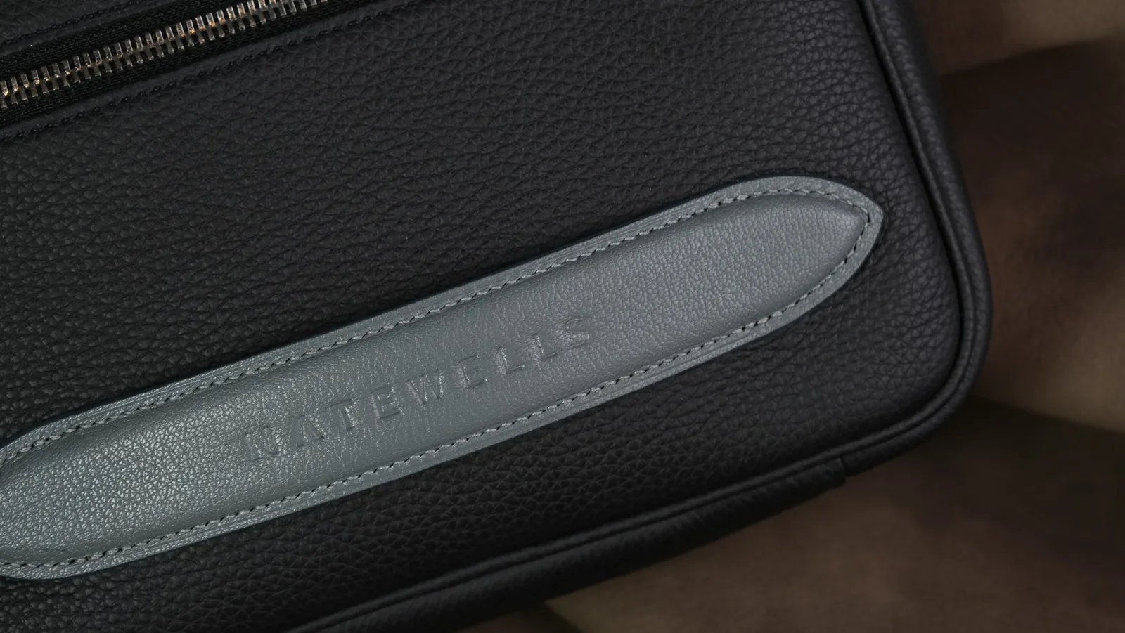 Ảnh Túi đeo chéo da bò vân hạt dáng hộp chữ nhật màu đen - Koi Leather