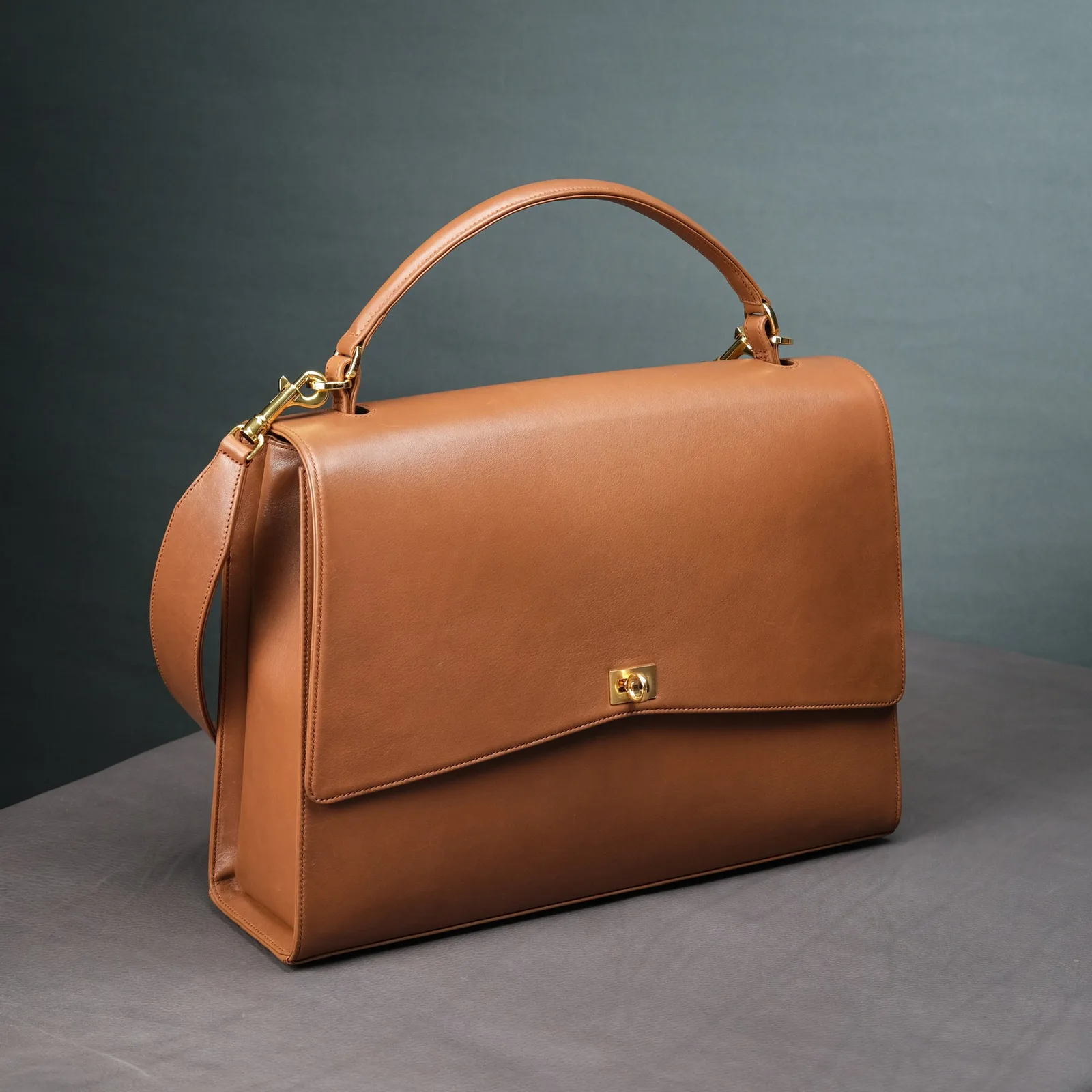Ảnh Studio Túi da bò top-handle nắp gập màu vàng bò - Koi Leather