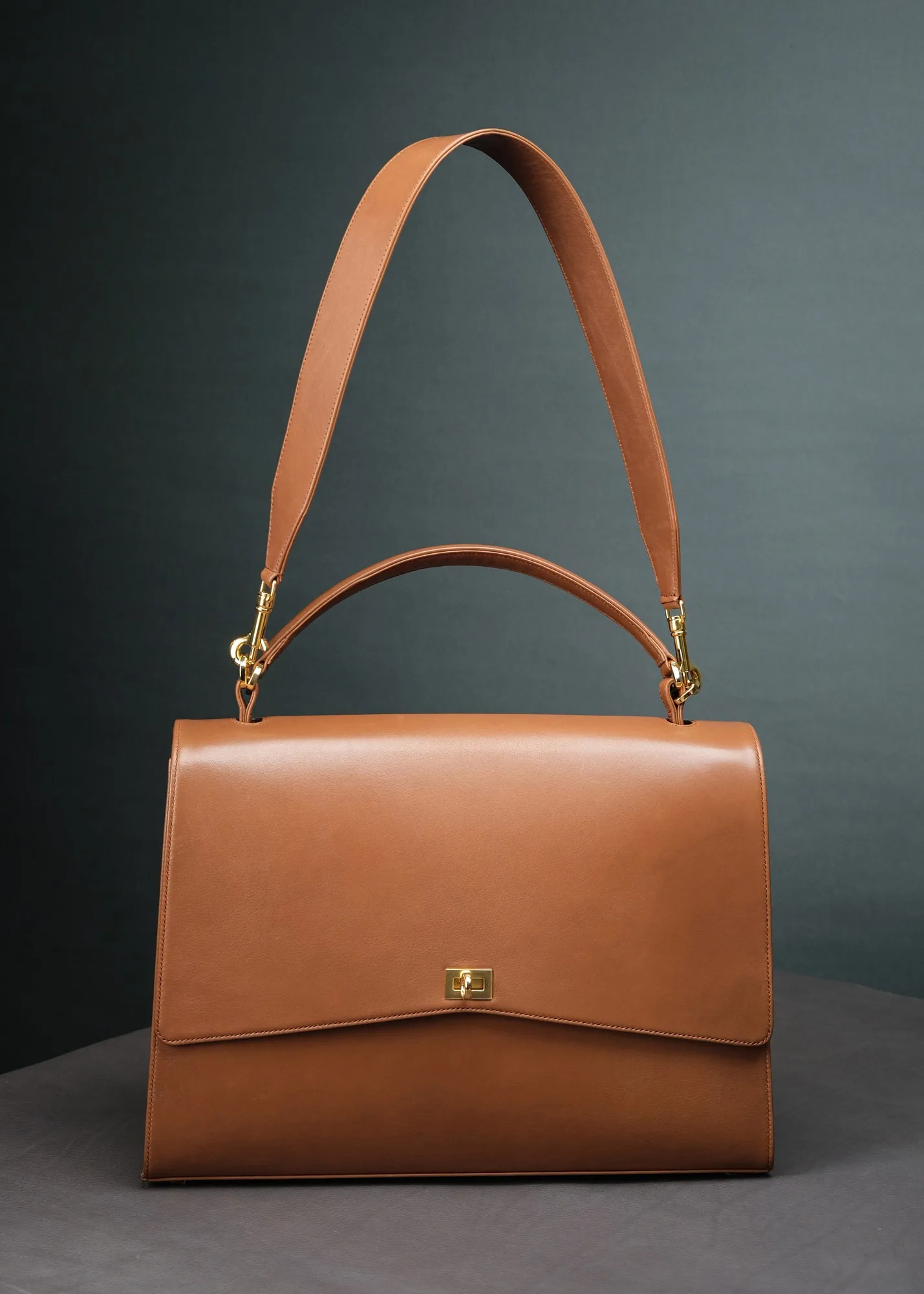 Ảnh Studio Túi da bò top-handle nắp gập màu vàng bò - Koi Leather