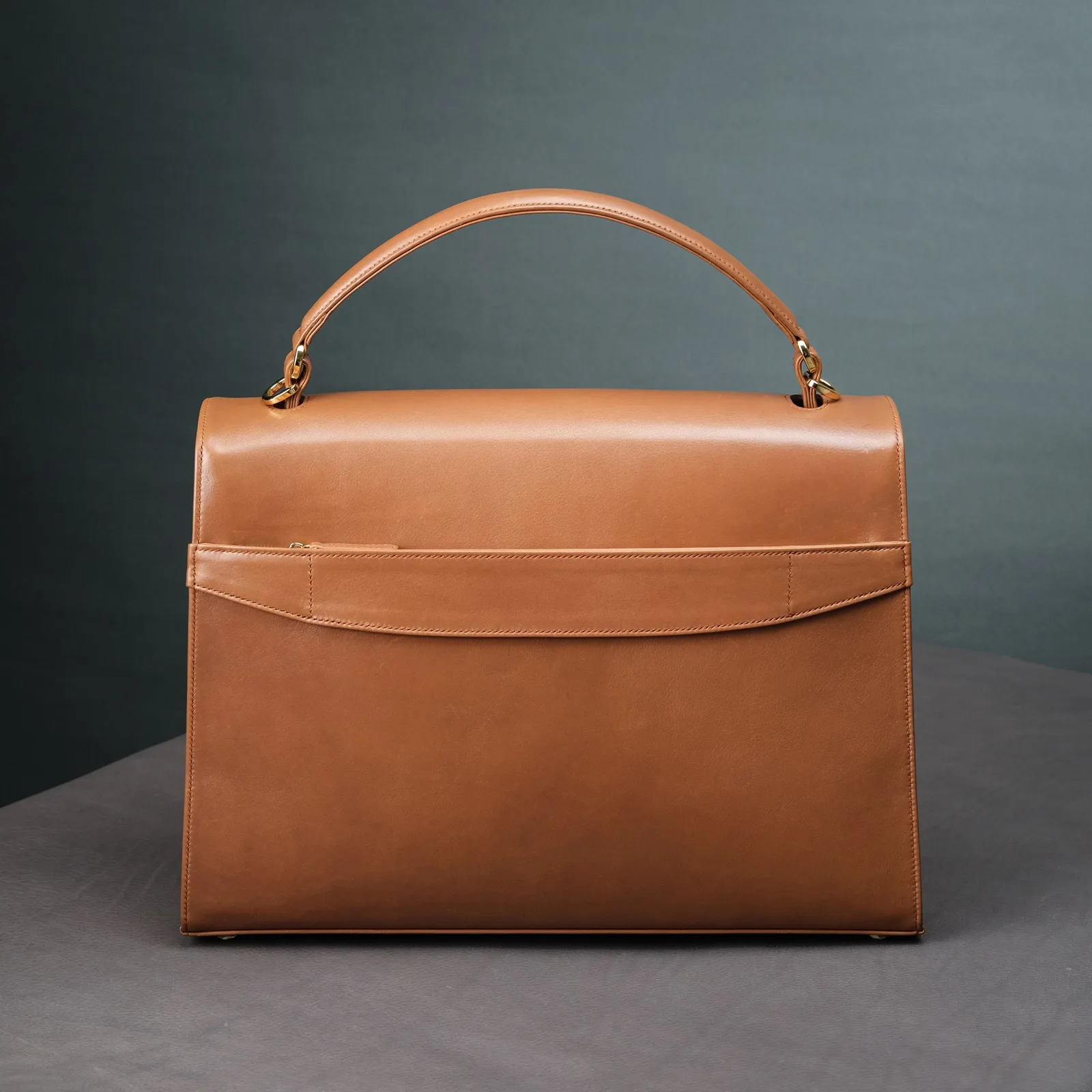 Ảnh Studio Túi da bò top-handle nắp gập màu vàng bò - Koi Leather