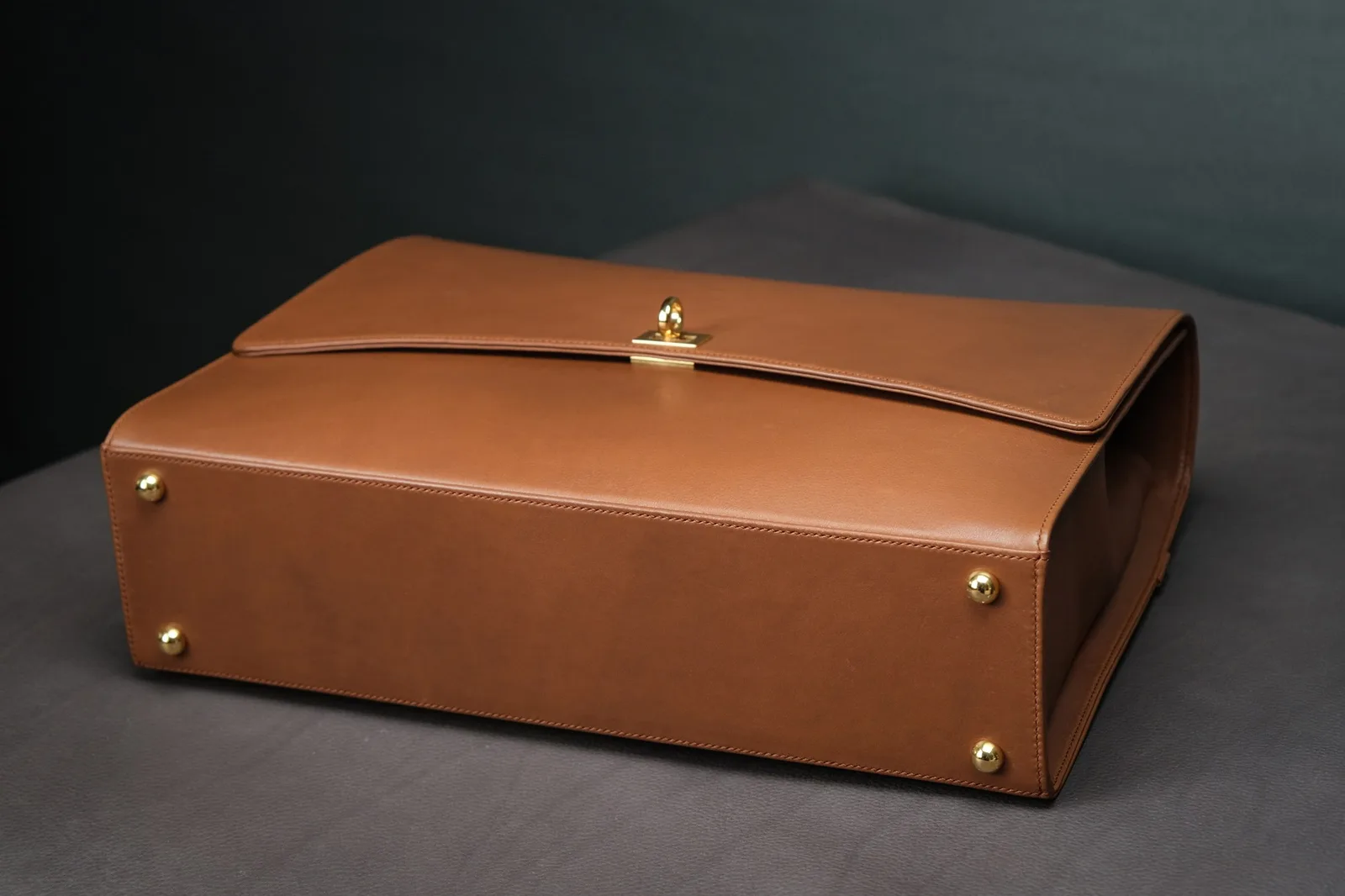 Ảnh Studio Túi da bò top-handle nắp gập màu vàng bò - Koi Leather