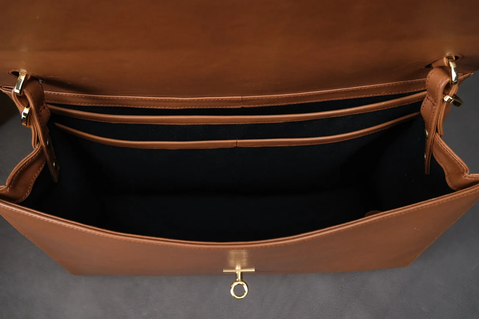 Ảnh Studio Túi da bò top-handle nắp gập màu vàng bò - Koi Leather