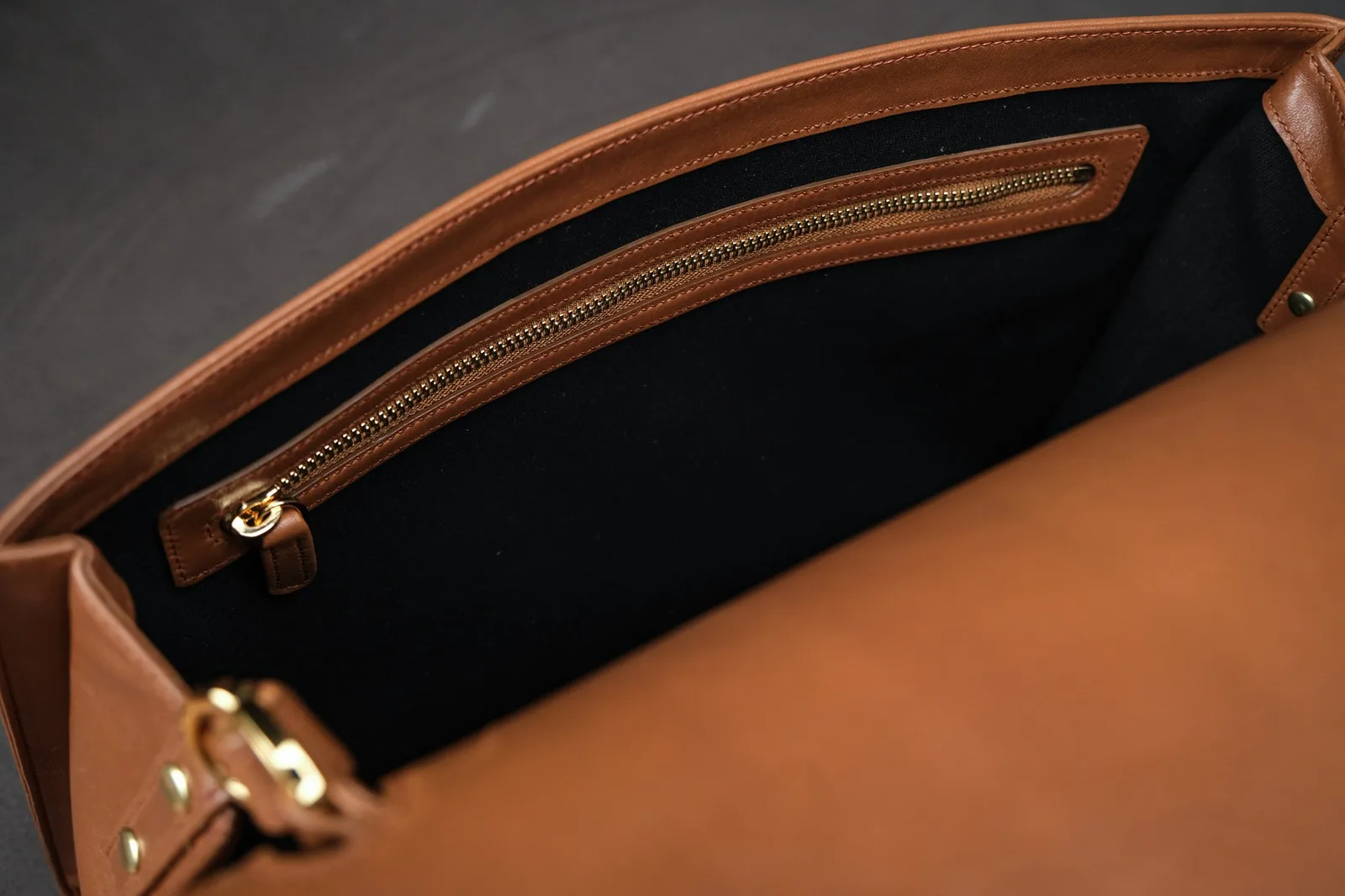 Ảnh Studio Túi da bò top-handle nắp gập màu vàng bò - Koi Leather