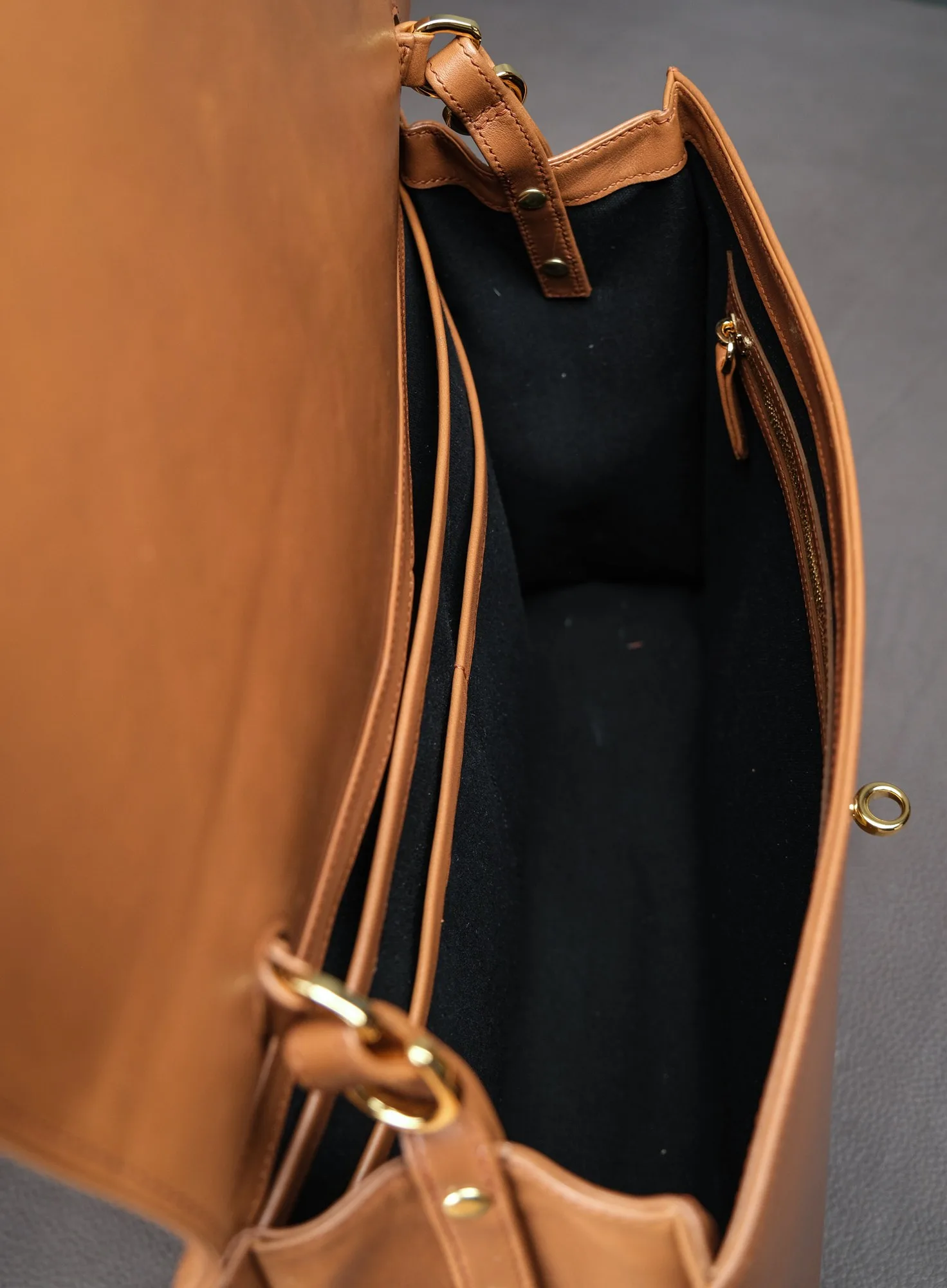 Ảnh Studio Túi da bò top-handle nắp gập màu vàng bò - Koi Leather