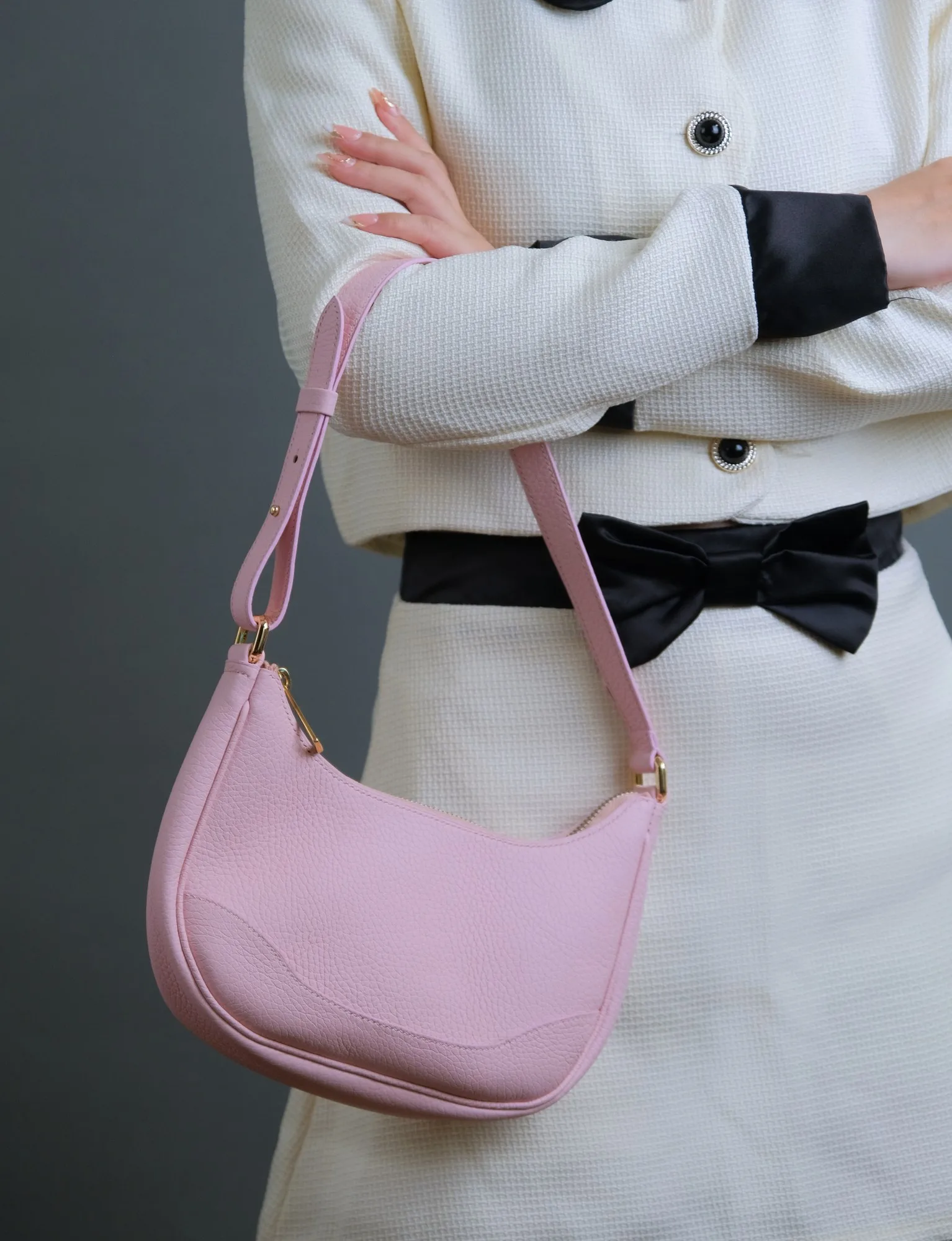 Ảnh Lifestyle Túi Kres da bò dáng hobo kẹp nách - Koi Leather