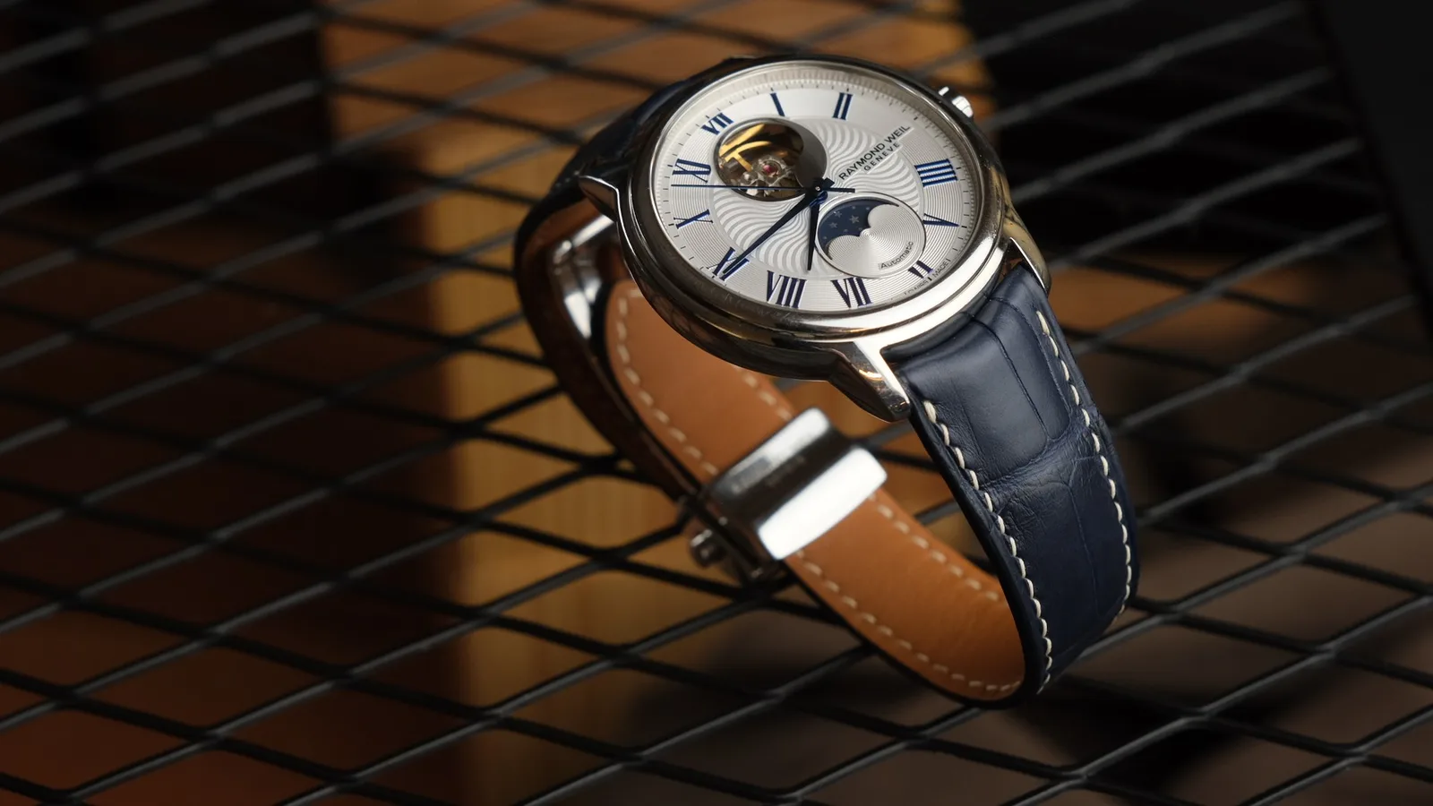 Ảnh Studio Dây đồng hồ da cá sấu may đo thủ công - Koi Leather