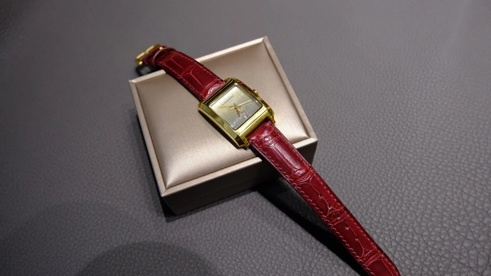 Ảnh Studio Dây đồng hồ da cá sấu may đo thủ công - Koi Leather
