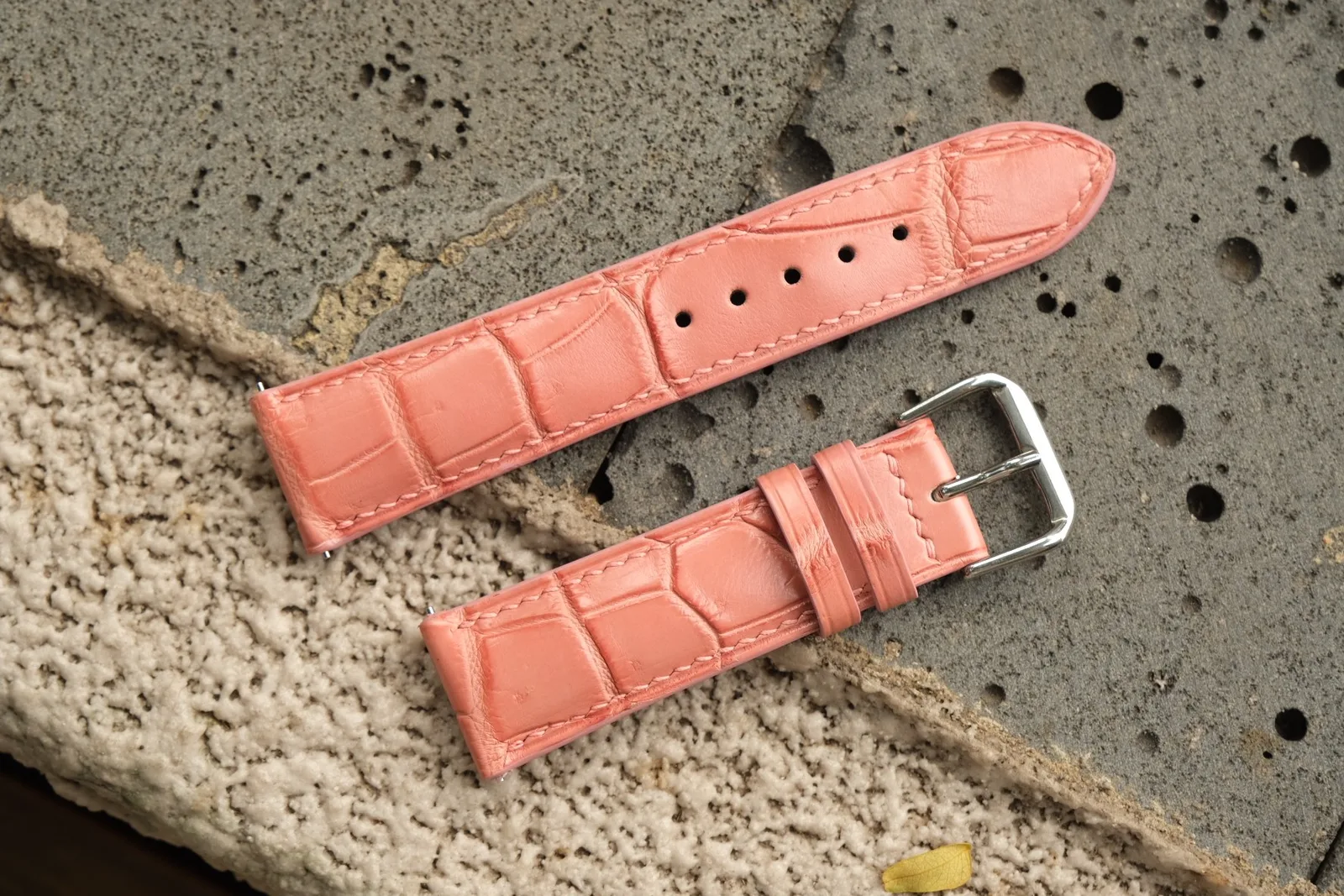 Ảnh Studio Dây đồng hồ da cá sấu may đo thủ công - Koi Leather