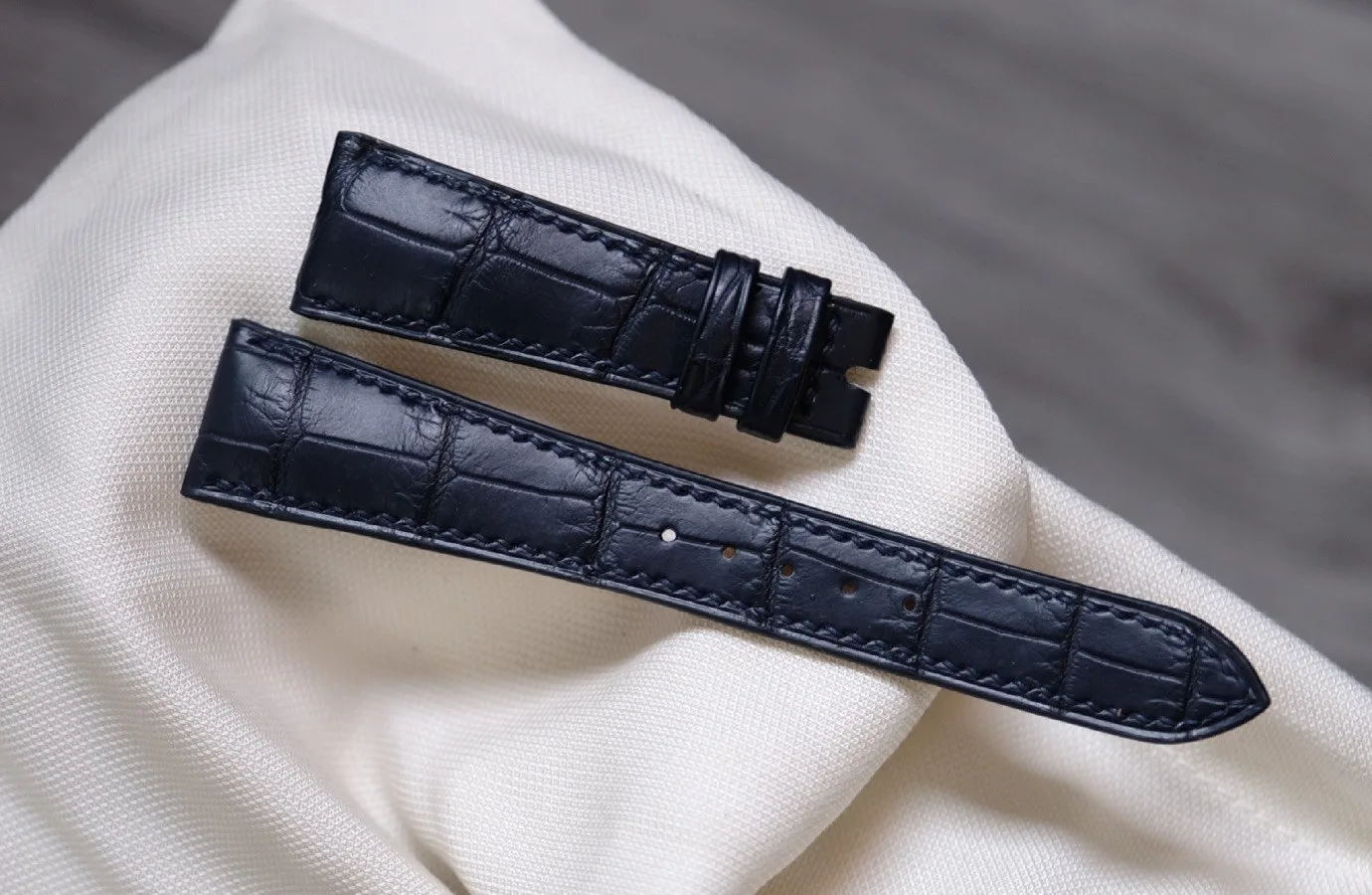 Ảnh Studio Dây đồng hồ da cá sấu may đo thủ công - Koi Leather