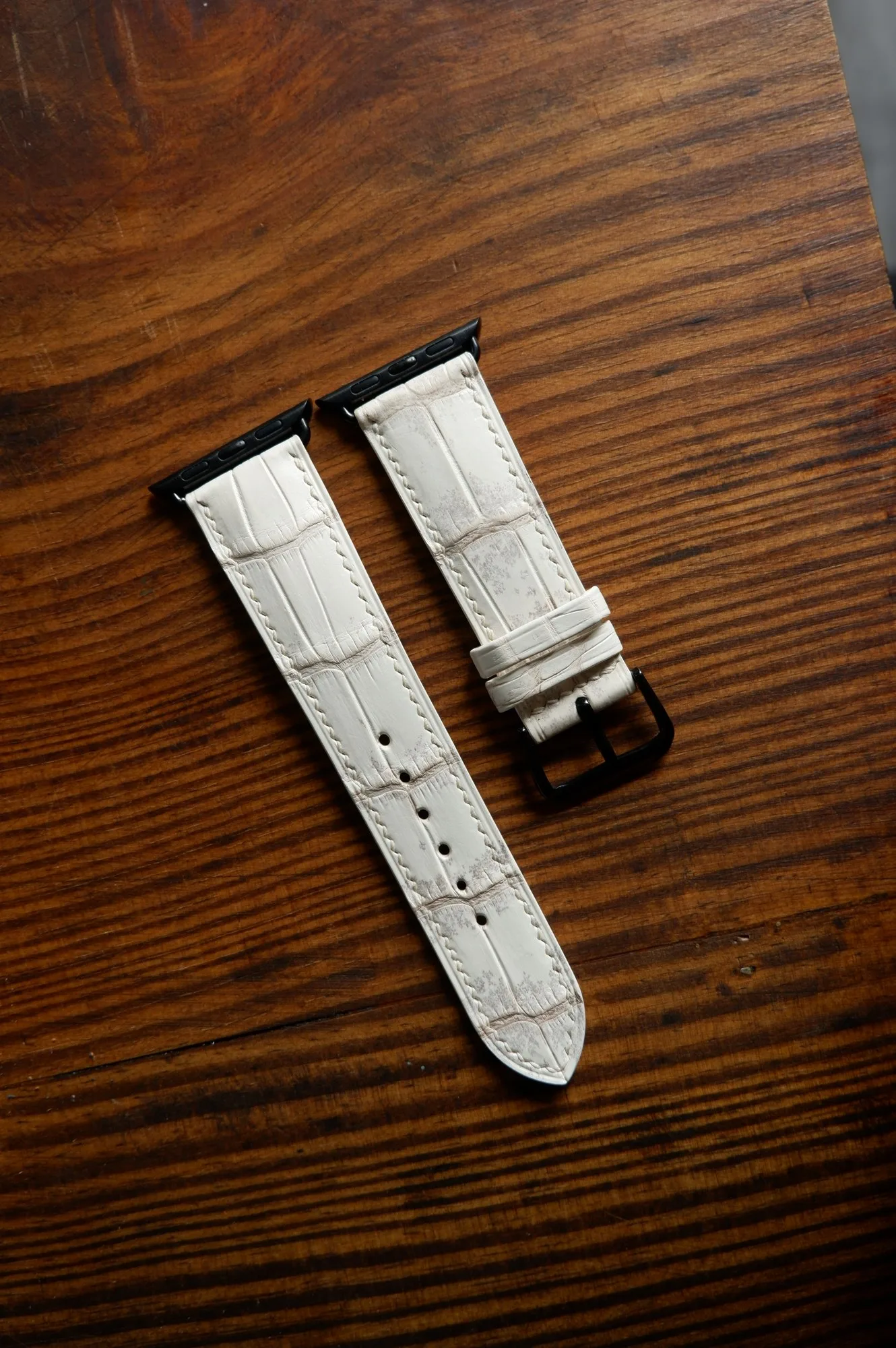 Ảnh Studio Dây đồng hồ da cá sấu may đo thủ công - Koi Leather