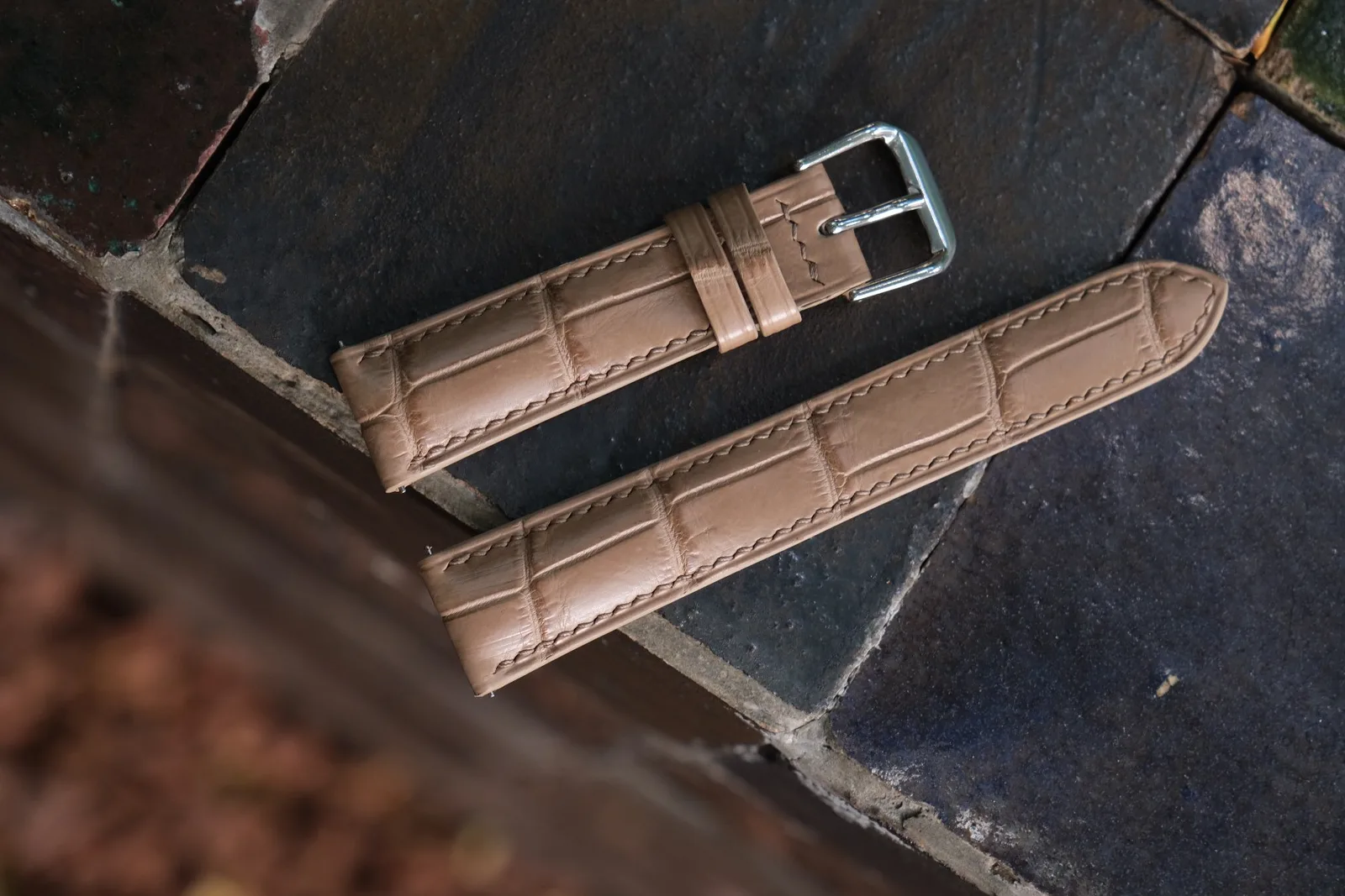 Ảnh Studio Dây đồng hồ da cá sấu may đo thủ công - Koi Leather