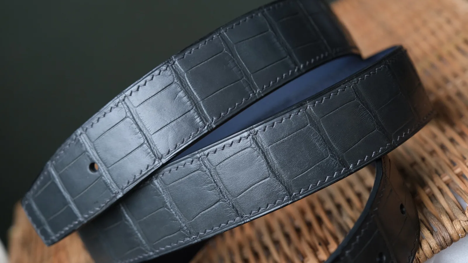 Ảnh Studio Dây thắt lưng da cá sấu màu xám lót da navy - Koi Leather
