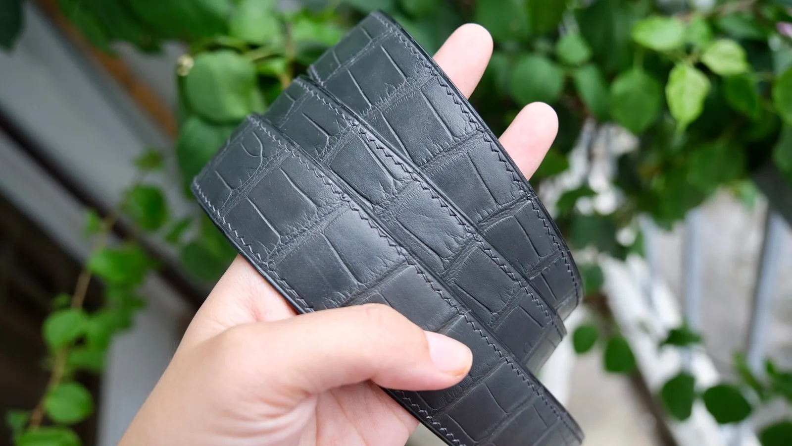 Ảnh Lifestyle Dây thắt lưng da cá sấu màu xám lót da navy - Koi Leather