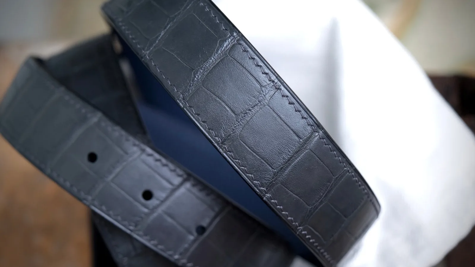 Ảnh Studio Dây thắt lưng da cá sấu màu xám lót da navy - Koi Leather