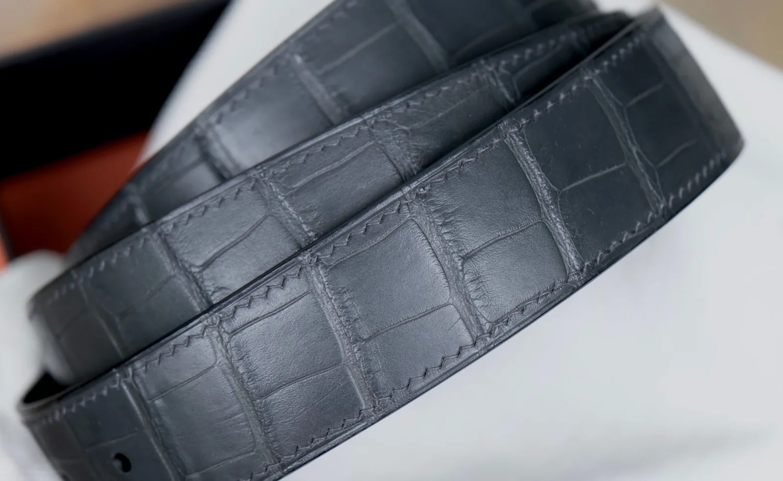 Ảnh Studio Dây thắt lưng da cá sấu màu xám lót da navy - Koi Leather