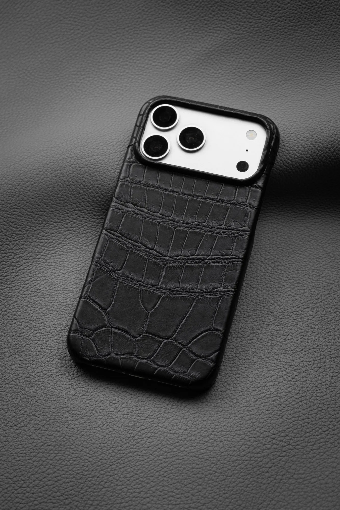 Ảnh Studio Ốp lưng điện thoại da cá sấu - Koi Leather