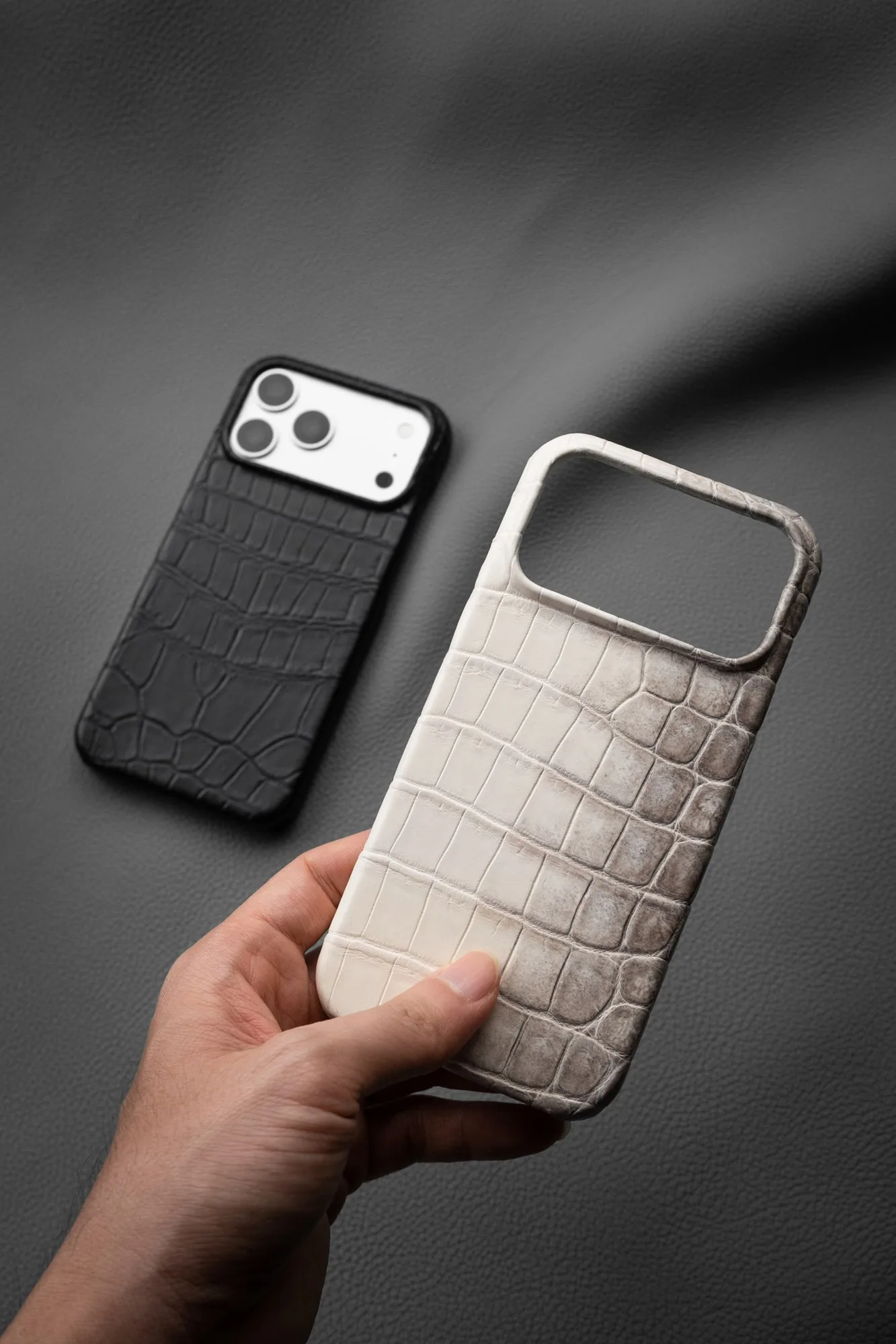 Ảnh Lifestyle Ốp lưng điện thoại da cá sấu - Koi Leather