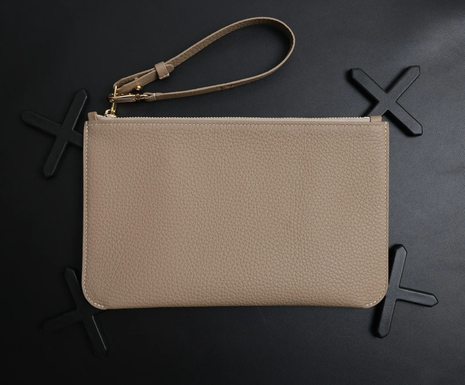 Ảnh Studio Ví clutch da Togo màu kem dáng phẳng có quai đeo - Koi Leather