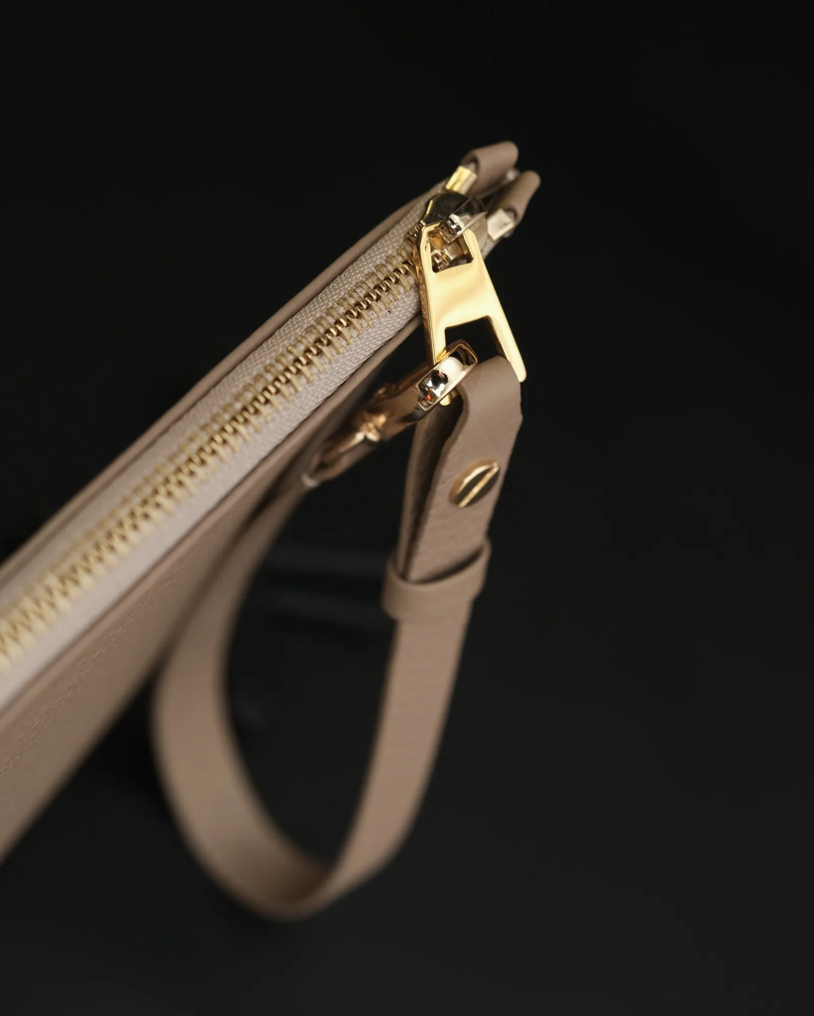 Ảnh Studio Ví clutch da Togo màu kem dáng phẳng có quai đeo - Koi Leather