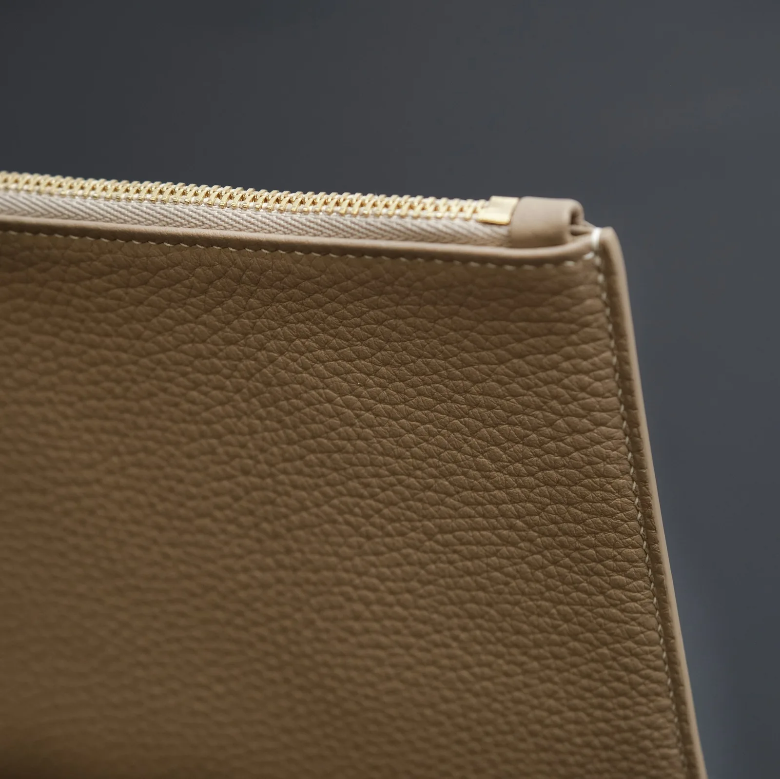 Ảnh Studio Ví clutch da Togo màu kem dáng phẳng có quai đeo - Koi Leather