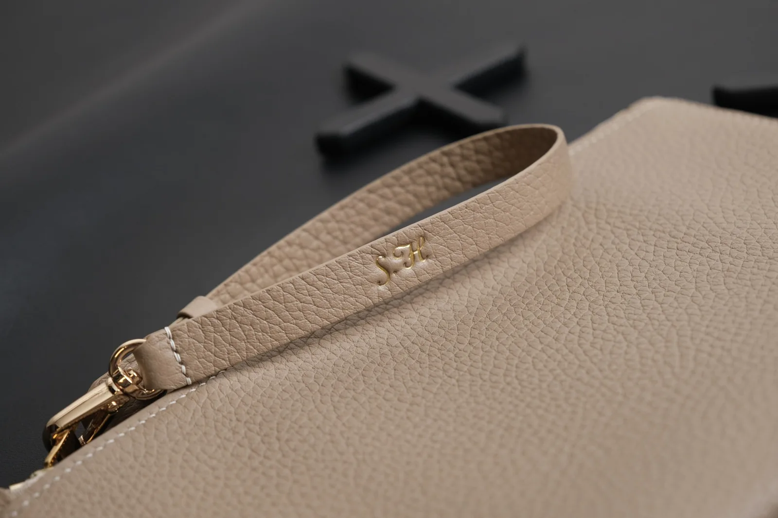 Ảnh Ví clutch da Togo màu kem dáng phẳng có quai đeo - Koi Leather