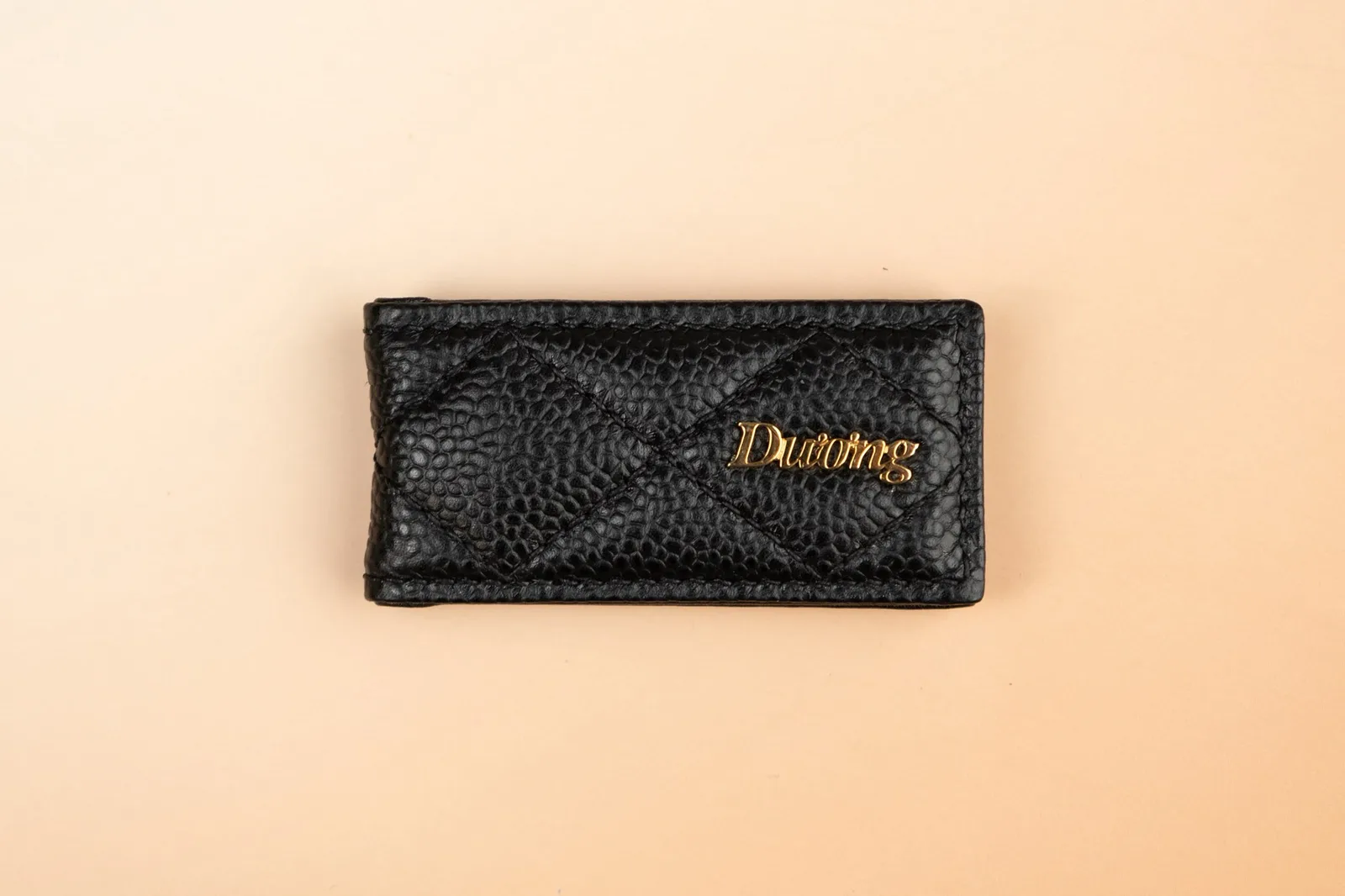 Ảnh Studio Kẹp tiền nam châm da Caviar chần trám màu đen - Koi Leather