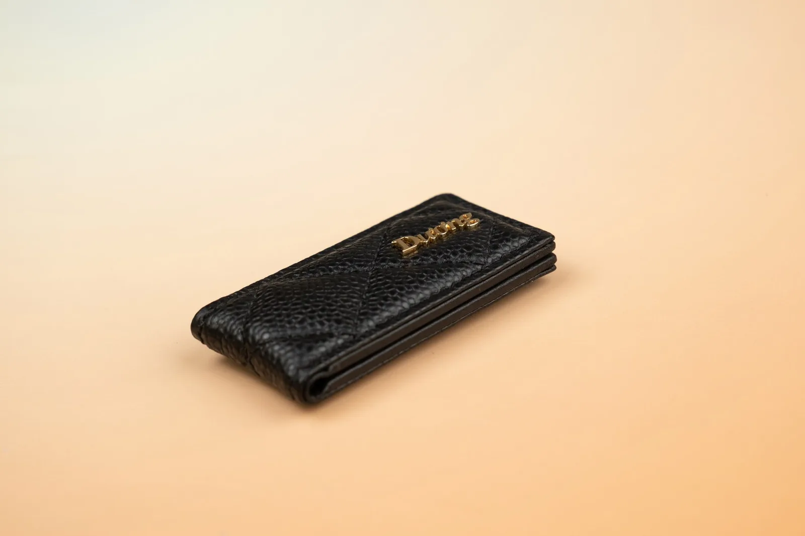 Ảnh Studio Kẹp tiền nam châm da Caviar chần trám màu đen - Koi Leather