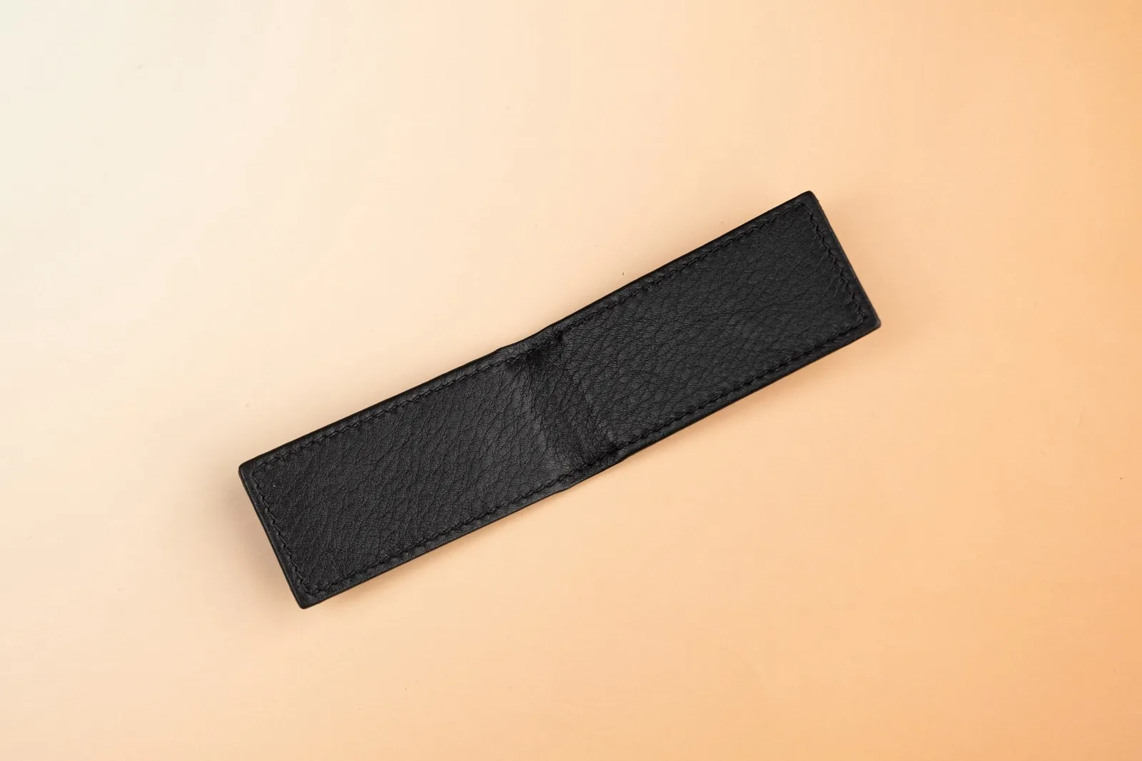Ảnh Studio Kẹp tiền nam châm da Caviar chần trám màu đen - Koi Leather