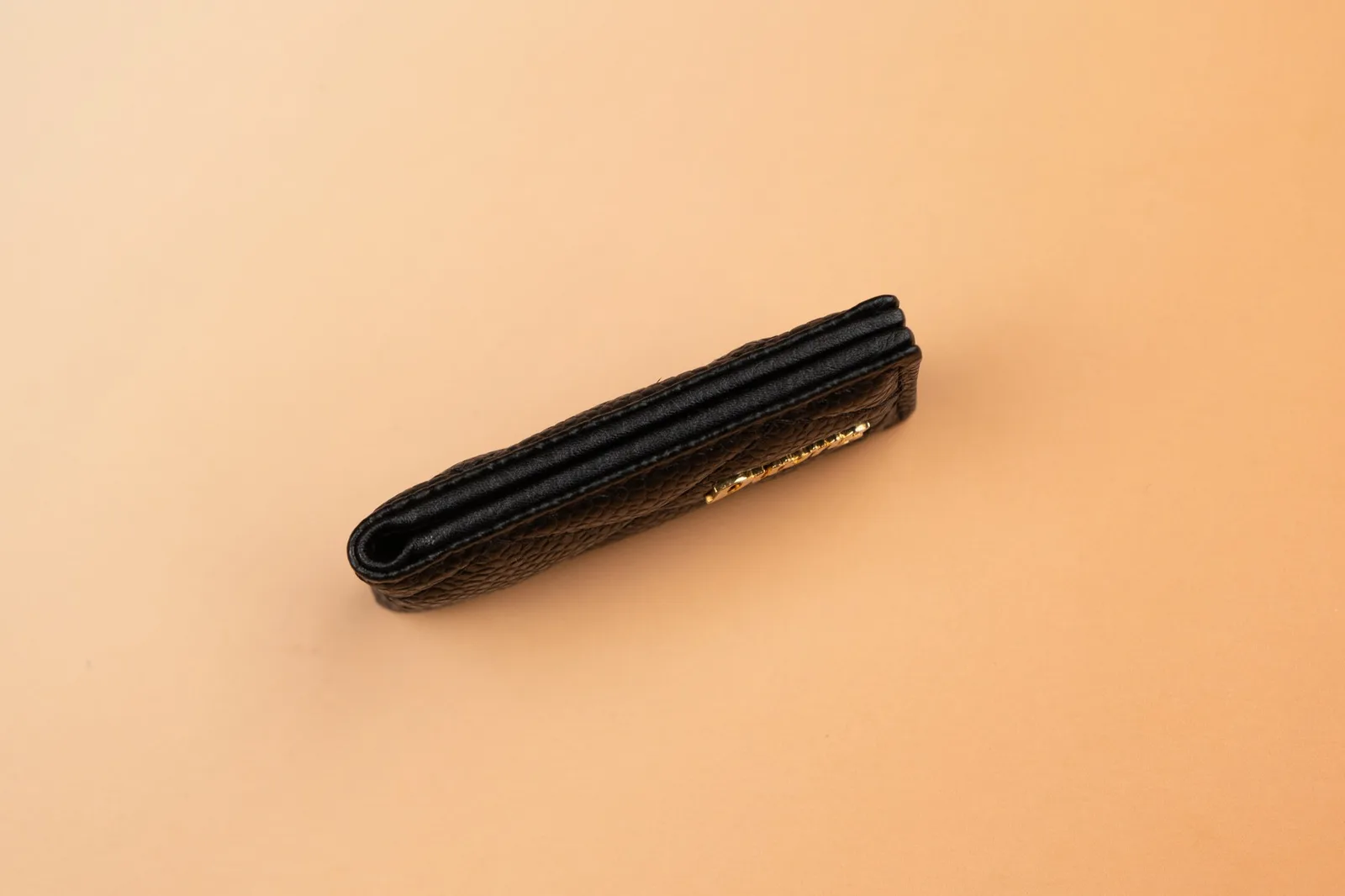 Ảnh Studio Kẹp tiền nam châm da Caviar chần trám màu đen - Koi Leather