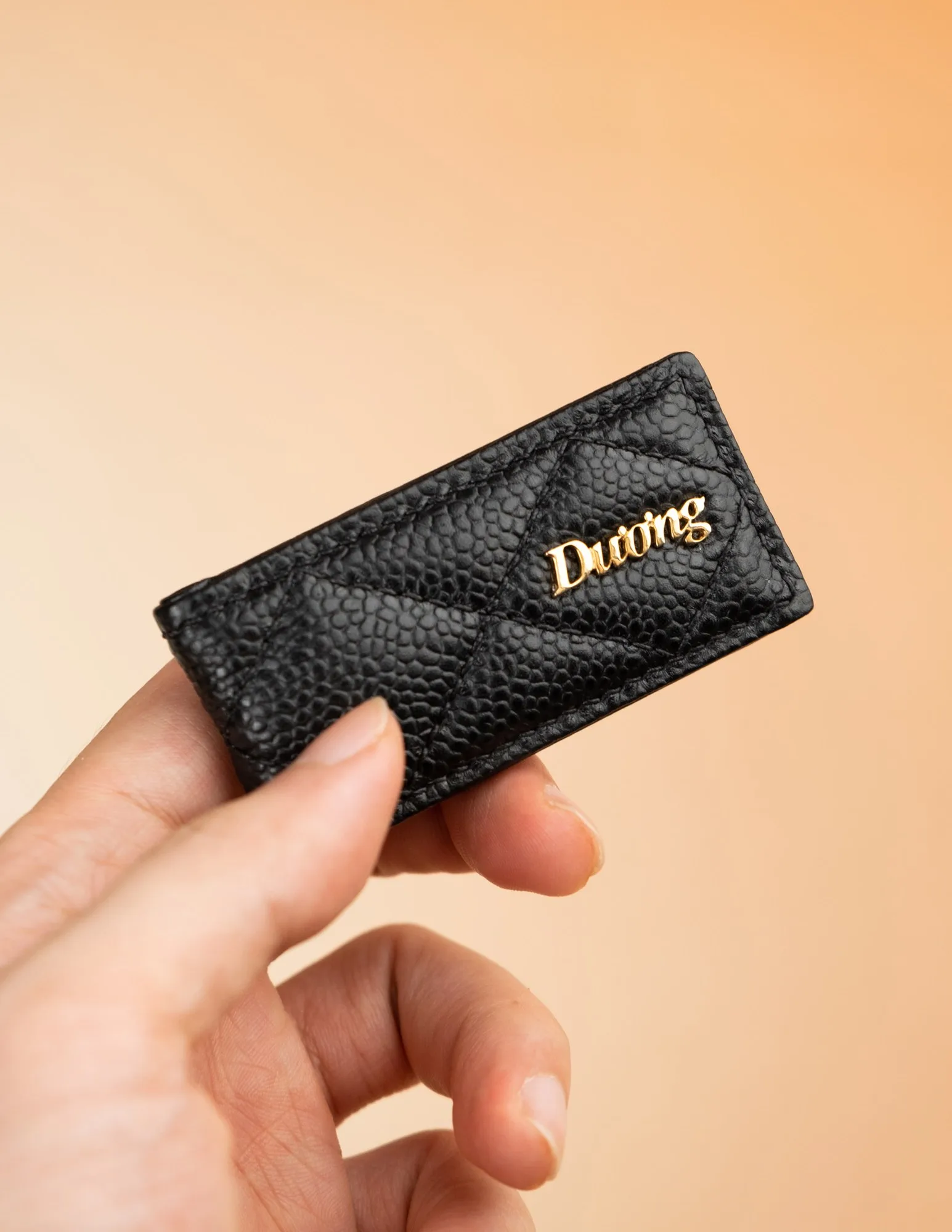 Ảnh Lifestyle Kẹp tiền nam châm da Caviar chần trám màu đen - Koi Leather